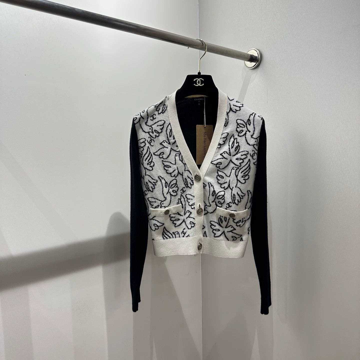 Chanel Chanel apr124 full print white dove cashmere cardigan 34 Size XS / US 0-2 / IT 36-38 - 1 Thumbnail