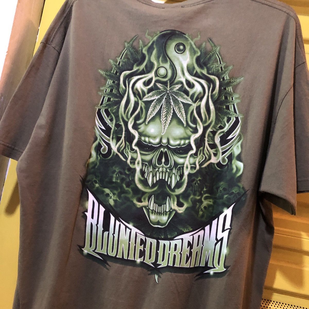 Vintage Streetwear Blunted Dreams tshirt Size US XXL / EU 58 / 5 - 1 Thumbnail