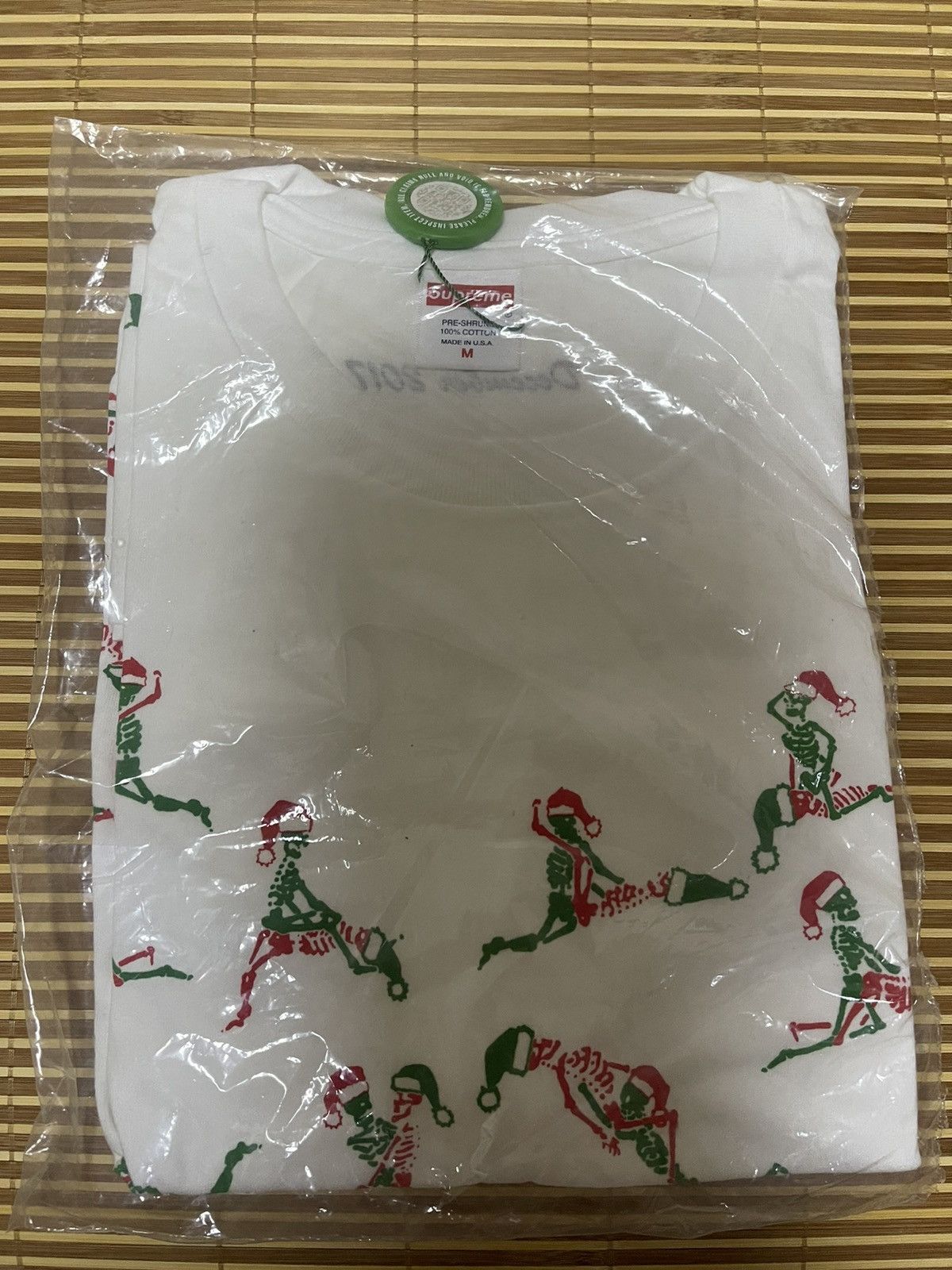 Supreme Supreme 2017 Christmas tee new Size US M / EU 48-50 / 2 - 1 Thumbnail