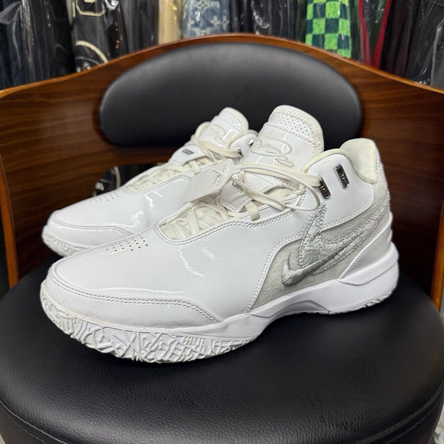 Nike Nike White Lowtop Sneakers 43 Men Size US 10 / EU 43 - 1 Thumbnail