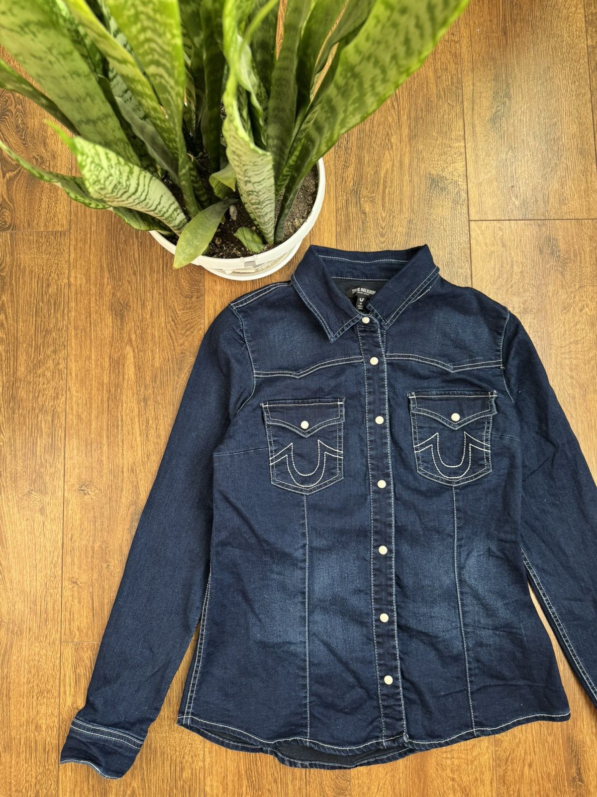 True Religion True Religion women’s botton up blue Medium denim shirt Size M / US 6-8 / IT 42-44 - 2 Thumbnail