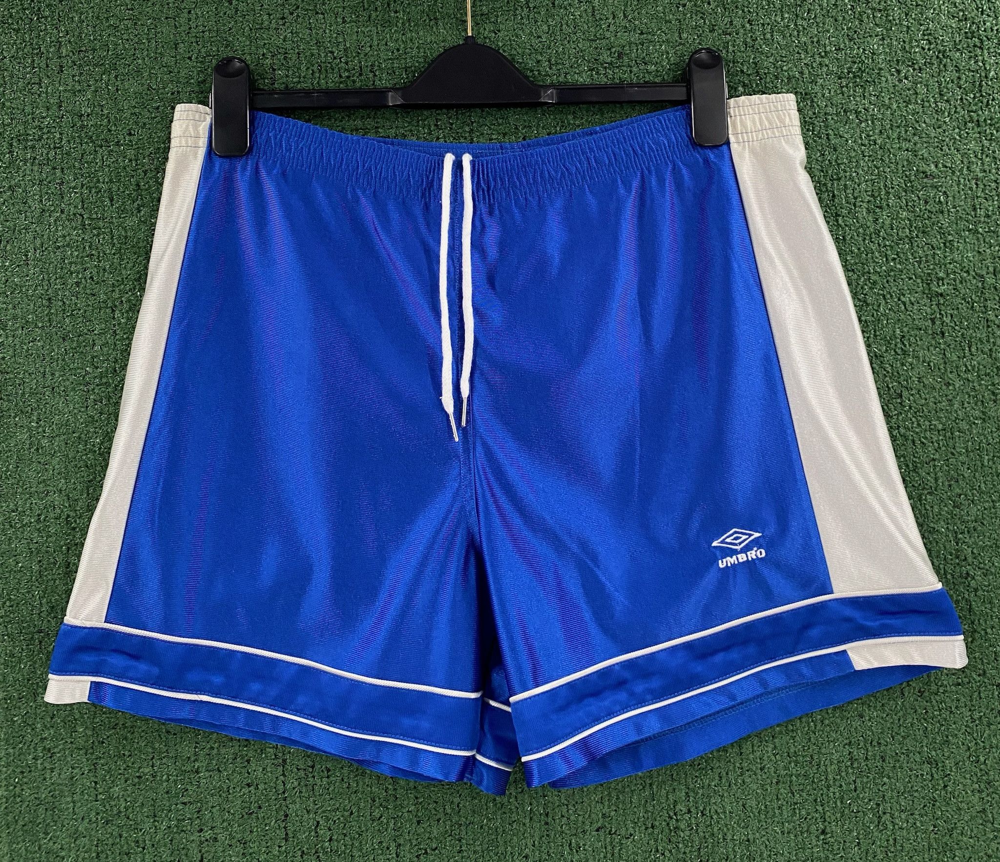 Umbro 90’s Umbro Shiny Blue & White Nylon Shorts Men’s Medium Size US 34 / EU 50 - 1 Thumbnail