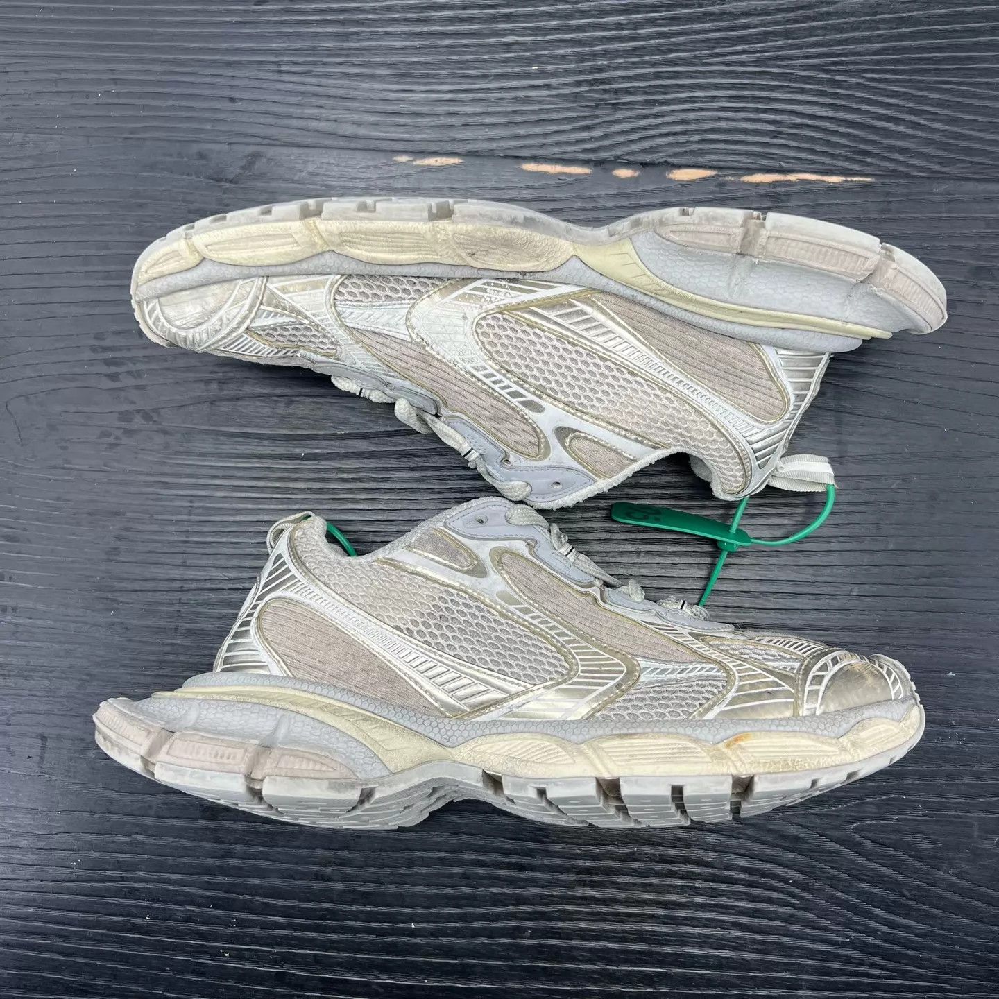 Balenciaga Balenciaga 3XL Size 43 Light Beige Like New Size US 10 / EU 43 - 5 Thumbnail