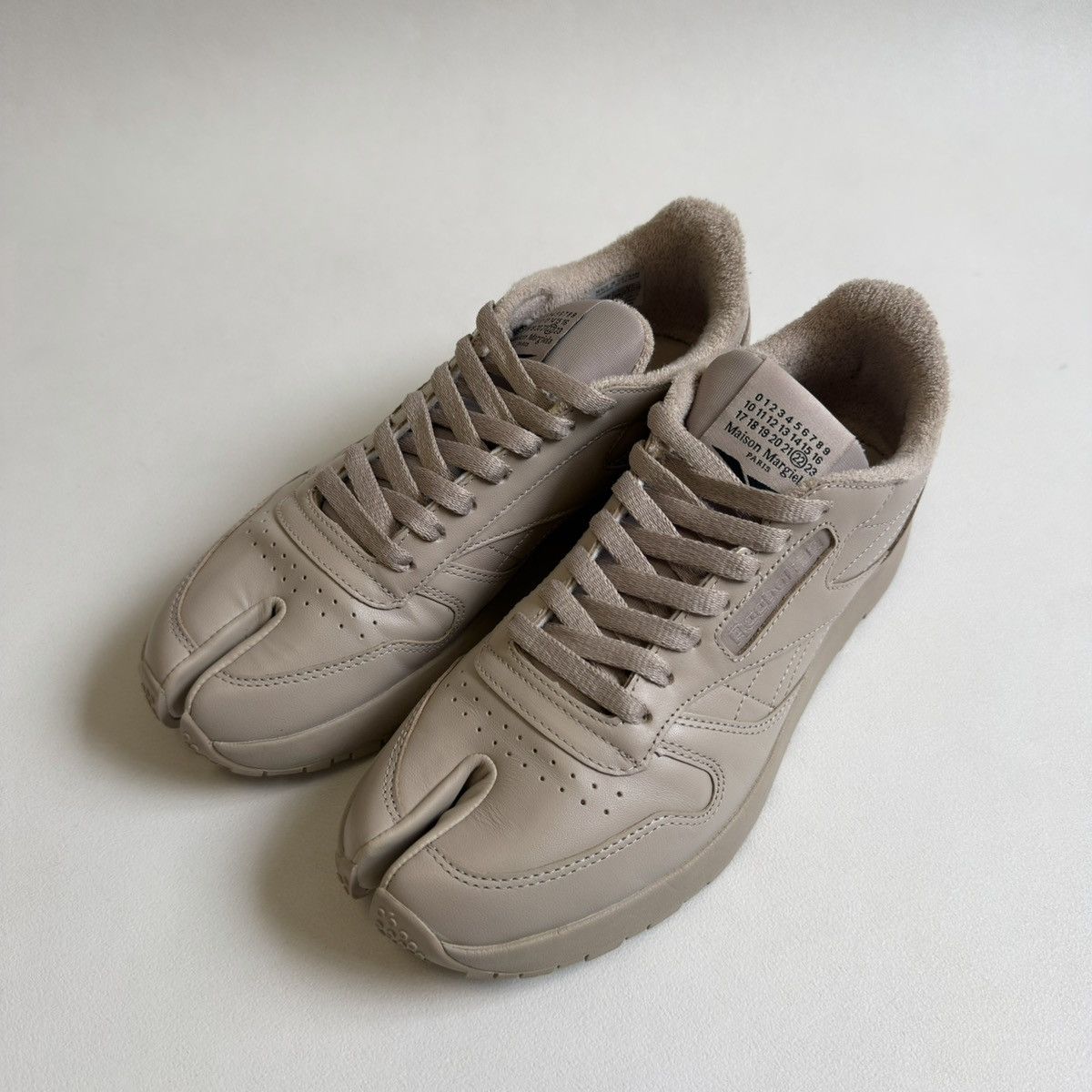 Maison Margiela × Reebok Beige Leather ‘Project 0 CL’ Tabi Sneakers Size US 9 / IT 39 - 11 Thumbnail