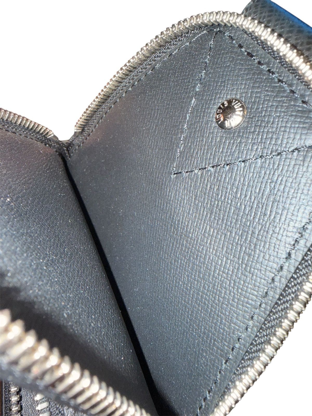 Louis Vuitton Louis Vuitton Avenue Taiga Leather Size ONE SIZE - 7 Thumbnail