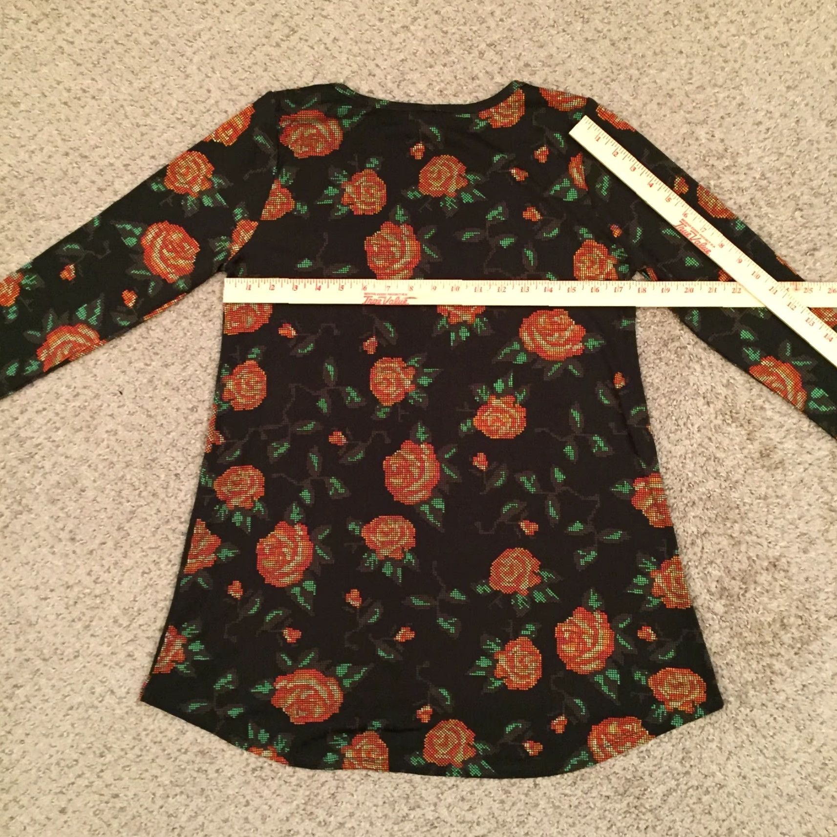 Vintage **LuLaRoe Lynnae Black Floral Long Sleeve T-Shirt Medium** User: LuLaRoe Lynnae Black Floral Long Sleeve T-Shirt Medium Size M / US 6-8 / IT 42-44 - 7 Thumbnail