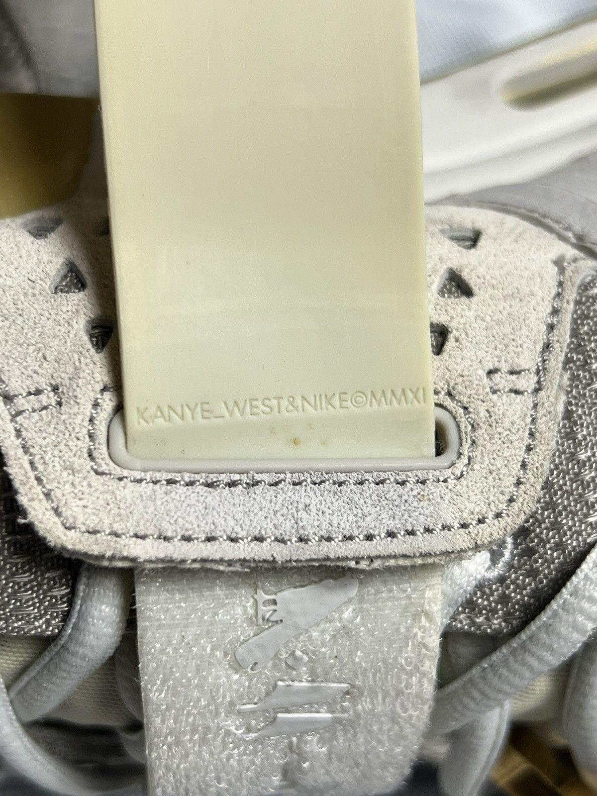 Nike Nike Air Yeezy 2 Pure Platinum Sneaker size 10 Size US 10 / EU 43 - 8 Thumbnail