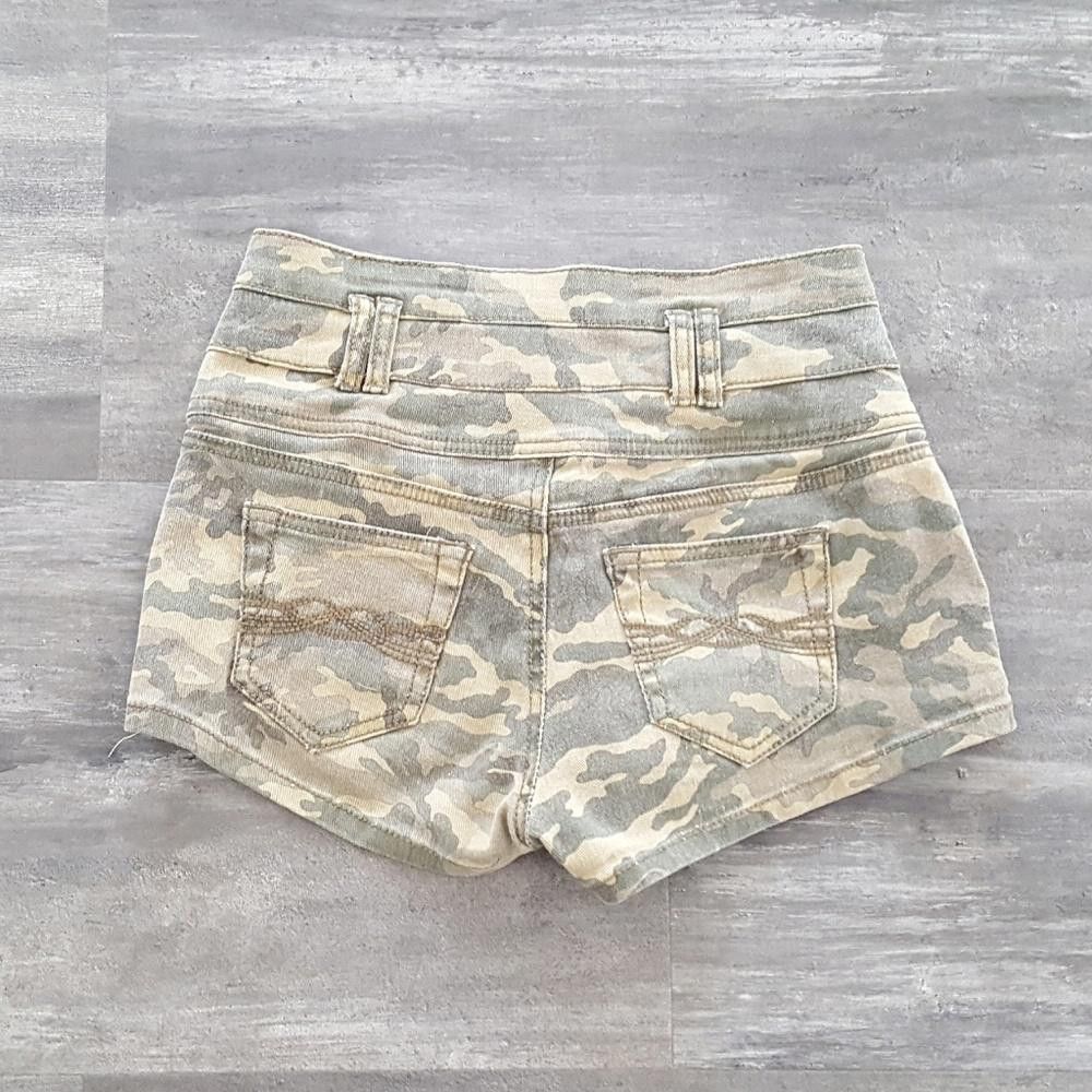 Designer Camo Faded Kiss High Waisted Short Size 30" / US 8 / IT 44 - 2 Thumbnail