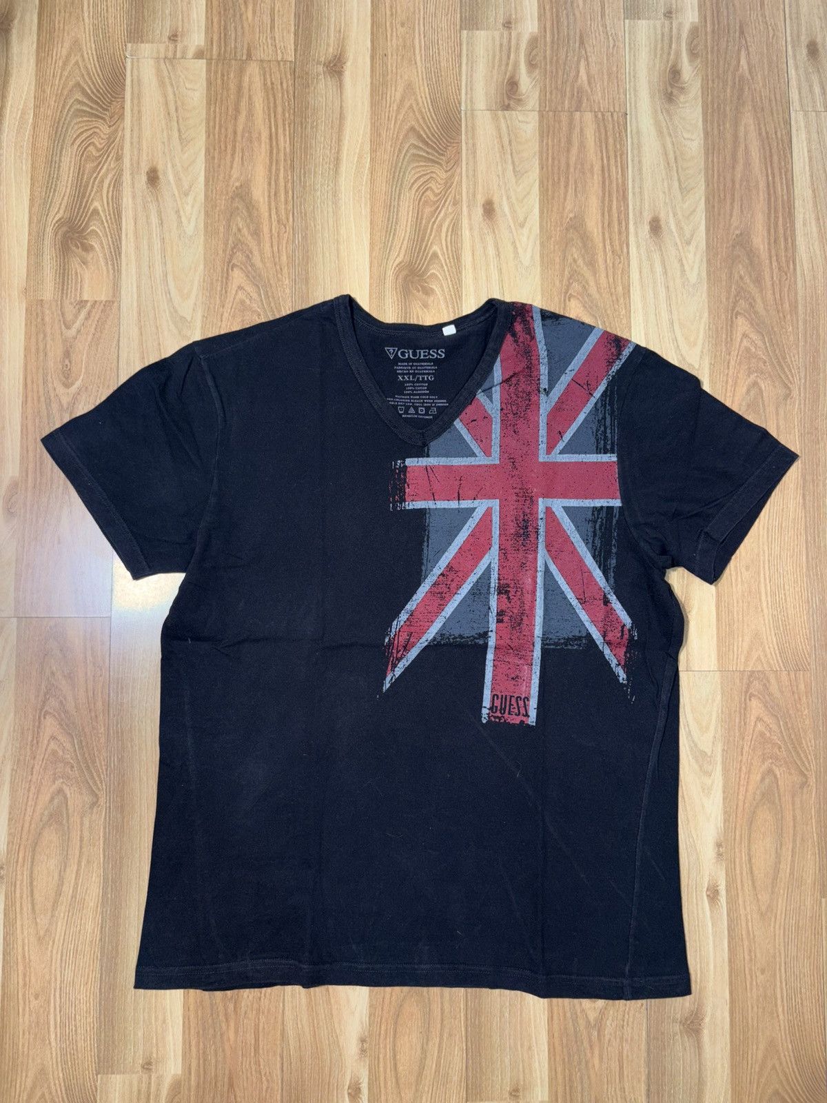 Guess Vintage Y2K Guess Union Jack Graphic V-Neck Tee - Size XXL Size US XXL / EU 58 / 5 - 1 Thumbnail