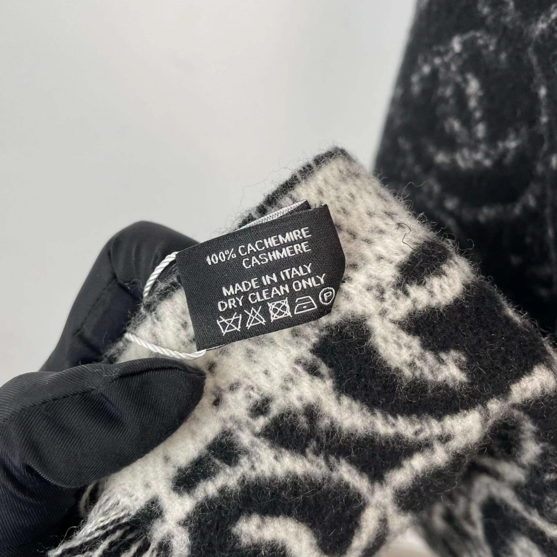 Chanel Chanel 200/70 cashmere scarf black white full print logo Size ONE SIZE - 7 Thumbnail