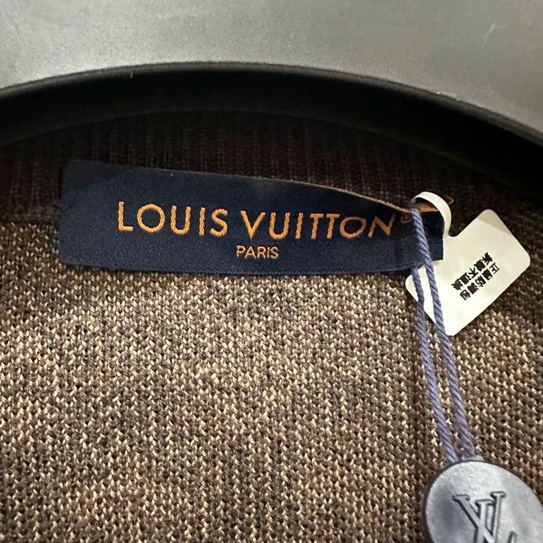 Louis Vuitton Louis Vuitton presbyopic full logo embroidered pattern swe Size US M / EU 48-50 / 2 - 3 Thumbnail