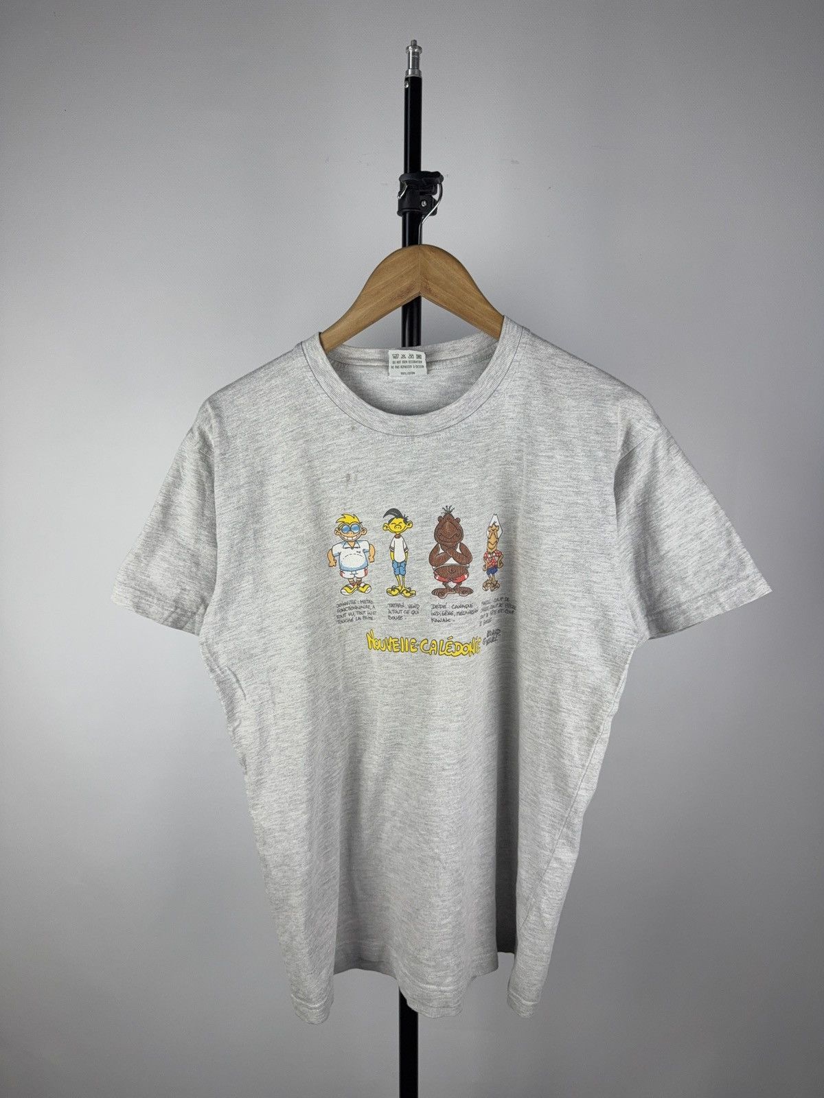 Vintage Humor 90s Nouvelle Caledonie Funny Tourist Cartoon T-Shirt Size US M / EU 48-50 / 2 - 1 Thumbnail