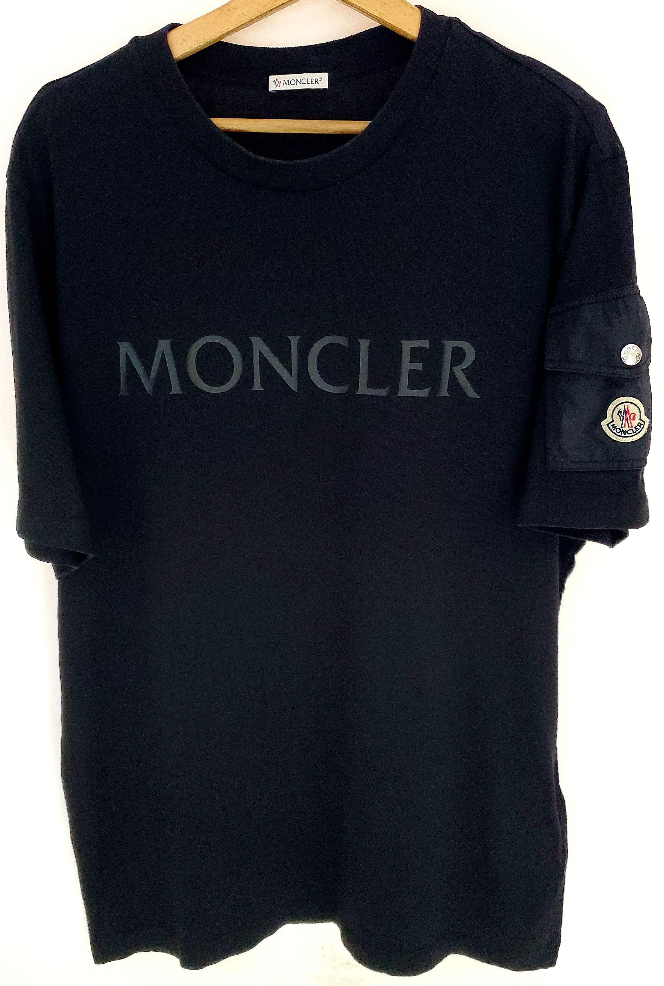 Moncler laminated-logoT-shirt new condition size LXl