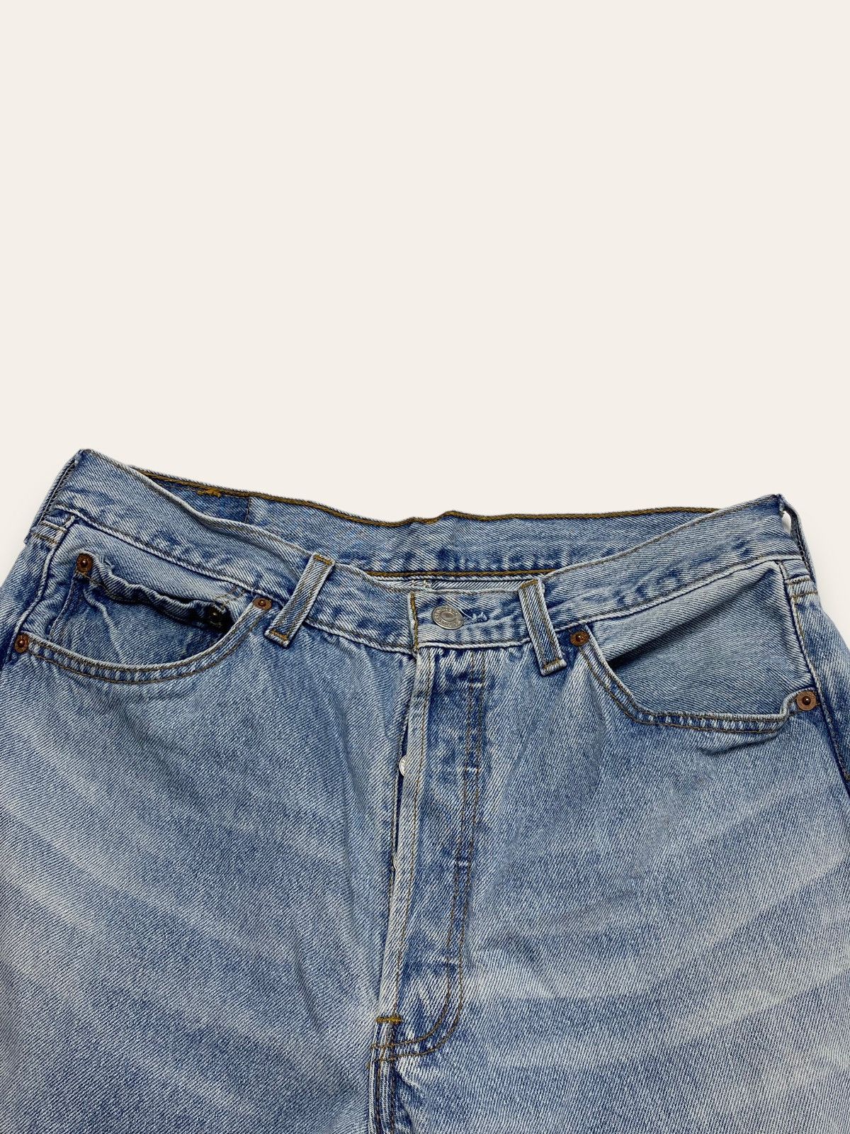 Jean 90s Vintage LEVI'S Light Wash Blue 501 Denim Jean Relax Fit Size US 32 / EU 48 - 4 Thumbnail