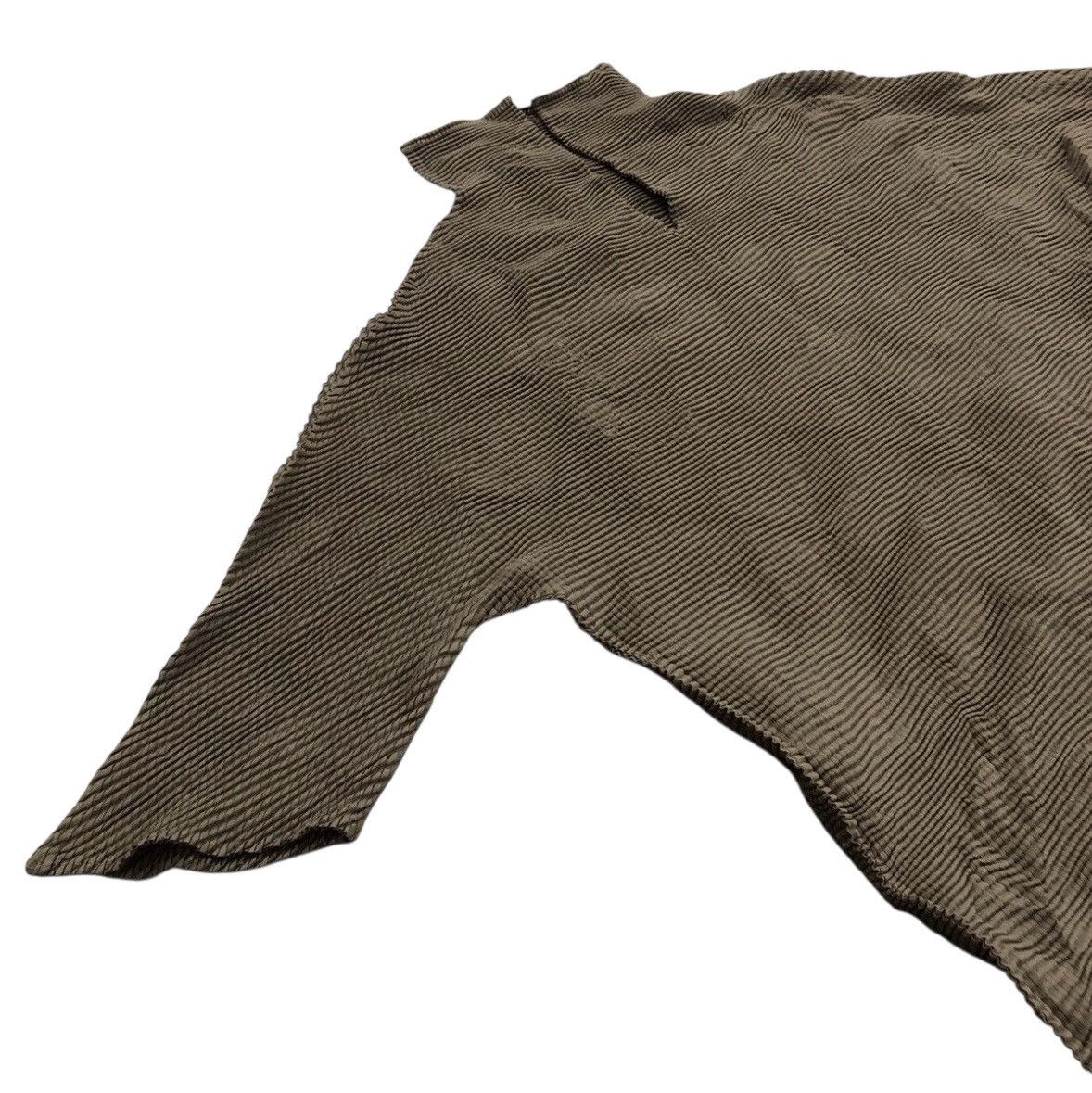 Issey Miyake 2000s Issey Miyake Pleats Turtleneck Strect Material Size US S / EU 44-46 / 1 - 6 Thumbnail