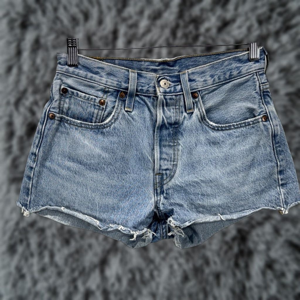 Levi's Levi's 501 Button Fly High Rise Women's Denim Jean Shorts Cut-Off 26 Blue Flat Front 5-Pocket Regular Size 26 Girls Mens Women? Size 26" / US 2 / IT 38 - 1 Thumbnail