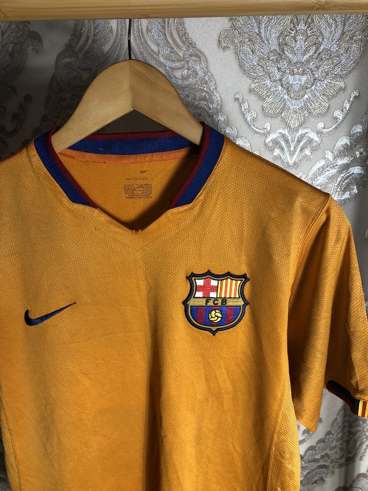 Nike VINTAGE NIKE FC BARCELONA SPAIN SOCCER JERSEY RETRO Y2K 90s Size US S / EU 44-46 / 1 - 2 Thumbnail