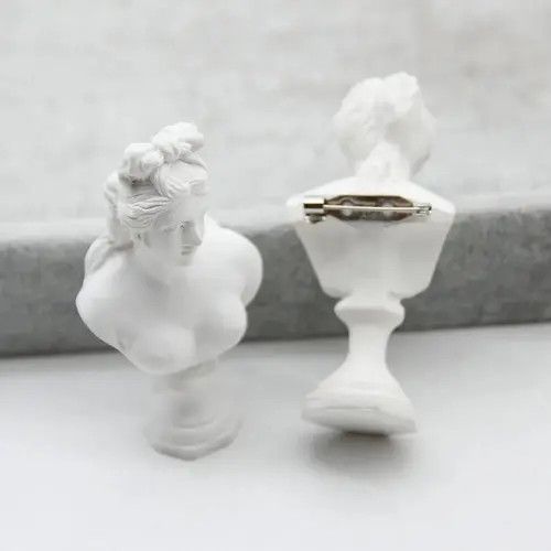 Jewelry Kimiko x Aika Venus Lady Potrait Resin Brooch Pins Size ONE SIZE - 2 Thumbnail