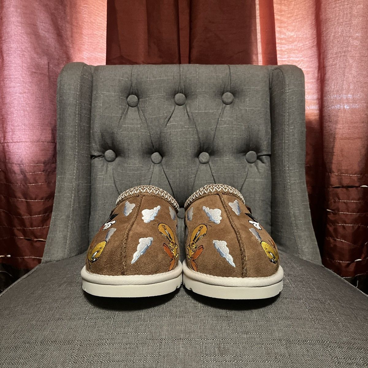Palace × Ugg Ugg x Palace Tasman Slipper Chestnut “Looney Tunes” Size US 8 / EU 41 - 4 Thumbnail