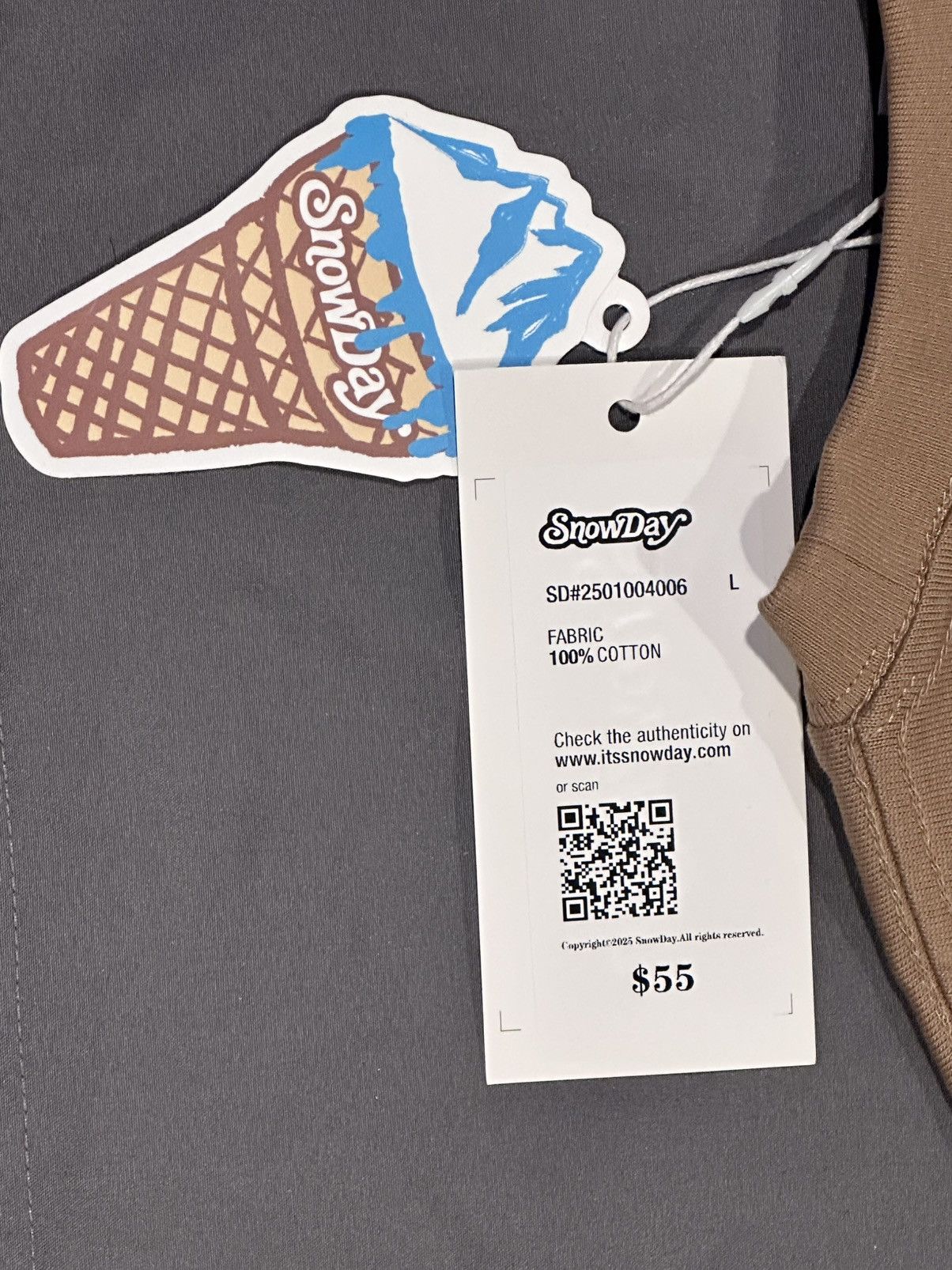 Snowday SnowDay ski resort T-shirt, size large. Size US L / EU 52-54 / 3 - 5 Thumbnail