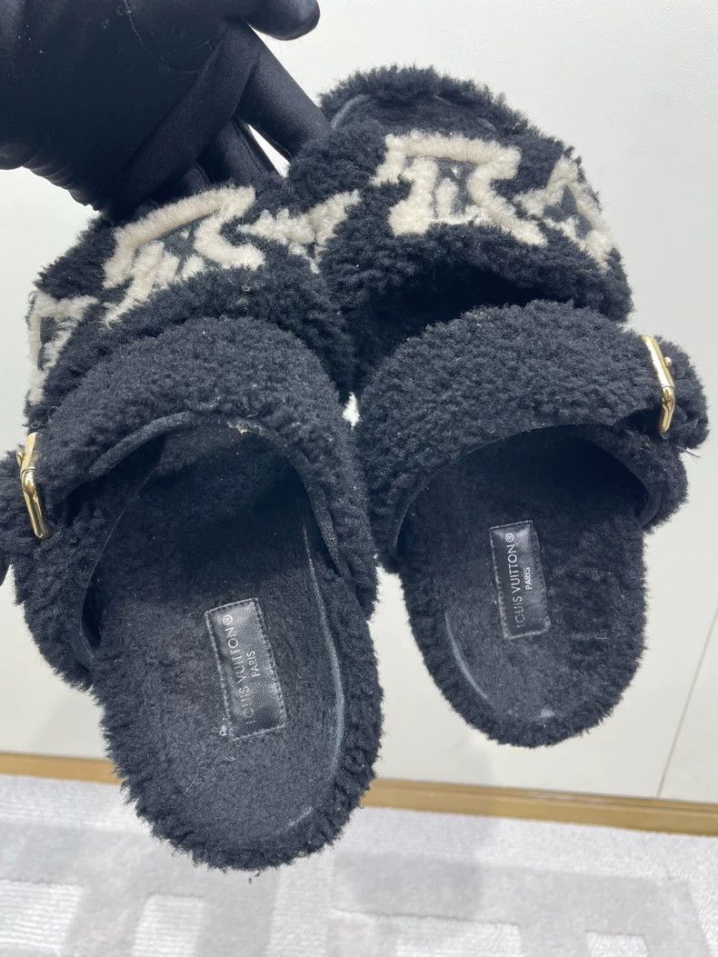 Louis Vuitton Louis Vuitton Black and white teddy furry slippers Size US 7.5 / IT 37.5 - 3 Thumbnail