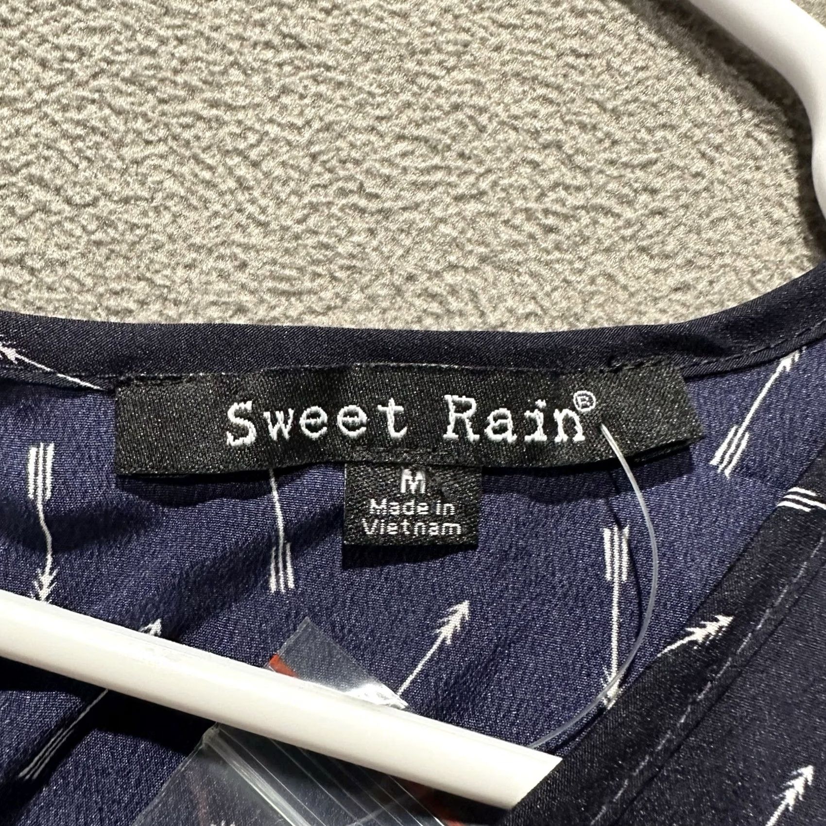 Arrow NWT Sweet Rain Blouse Top Womens M Navy Blue Arrow Print Cap Sleeve Keyhole Back Shirt Adult Medium Blue Geometric Pattern 90s Theme Womens Size L / US 10 / IT 46 - 3 Thumbnail