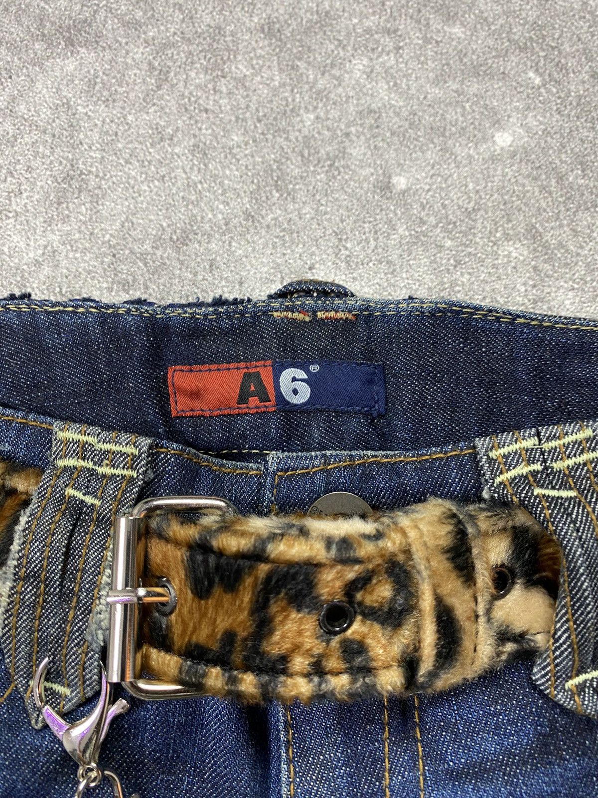 If Six Was Nine × Japanese Brand × Le Grande Bleu (L.G.B.) 2000s A6 Distressed Wash Super Flare Jean Size US 29 - 6 Thumbnail