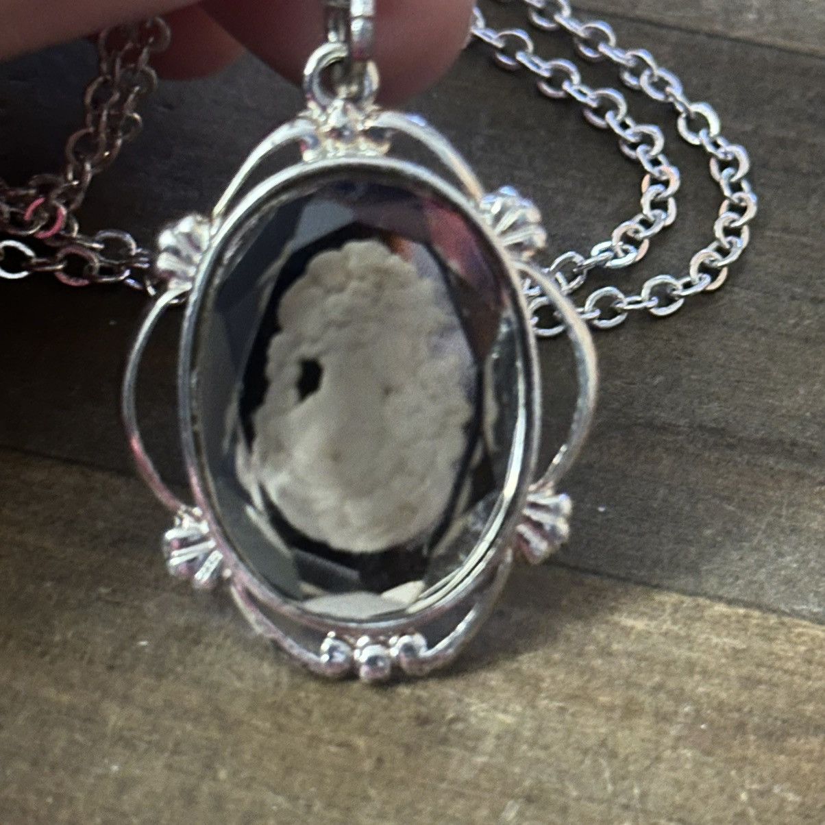 Other Silver tone glass cameo pendant necklace Size ONE SIZE - 3 Thumbnail