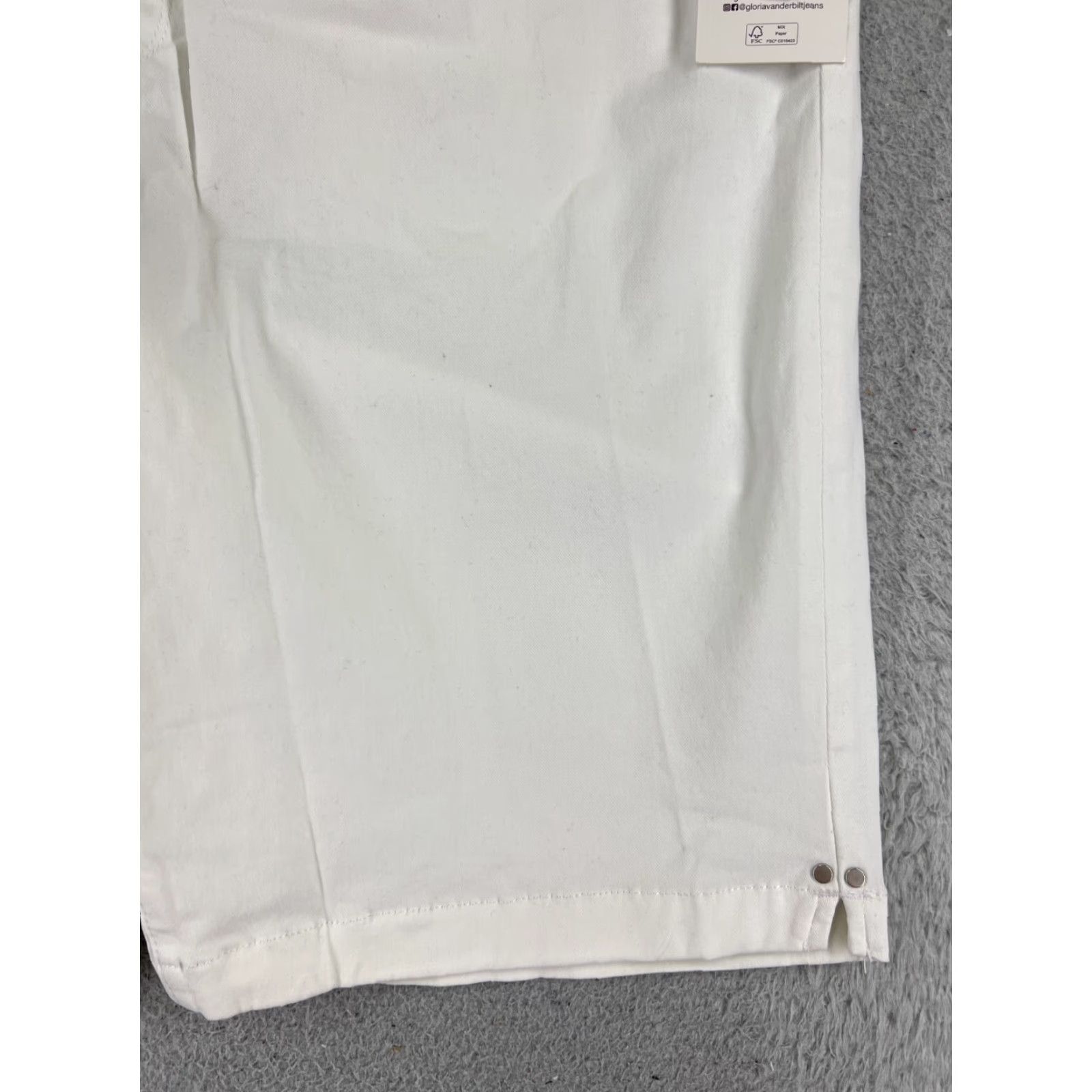 Gloria Vanderbilt Gloria Vanderbilt Shorts Womens 24W White Twill Kaia Skimmer Zip Fly 46x16 Size 42" / US 20 - 2 Thumbnail