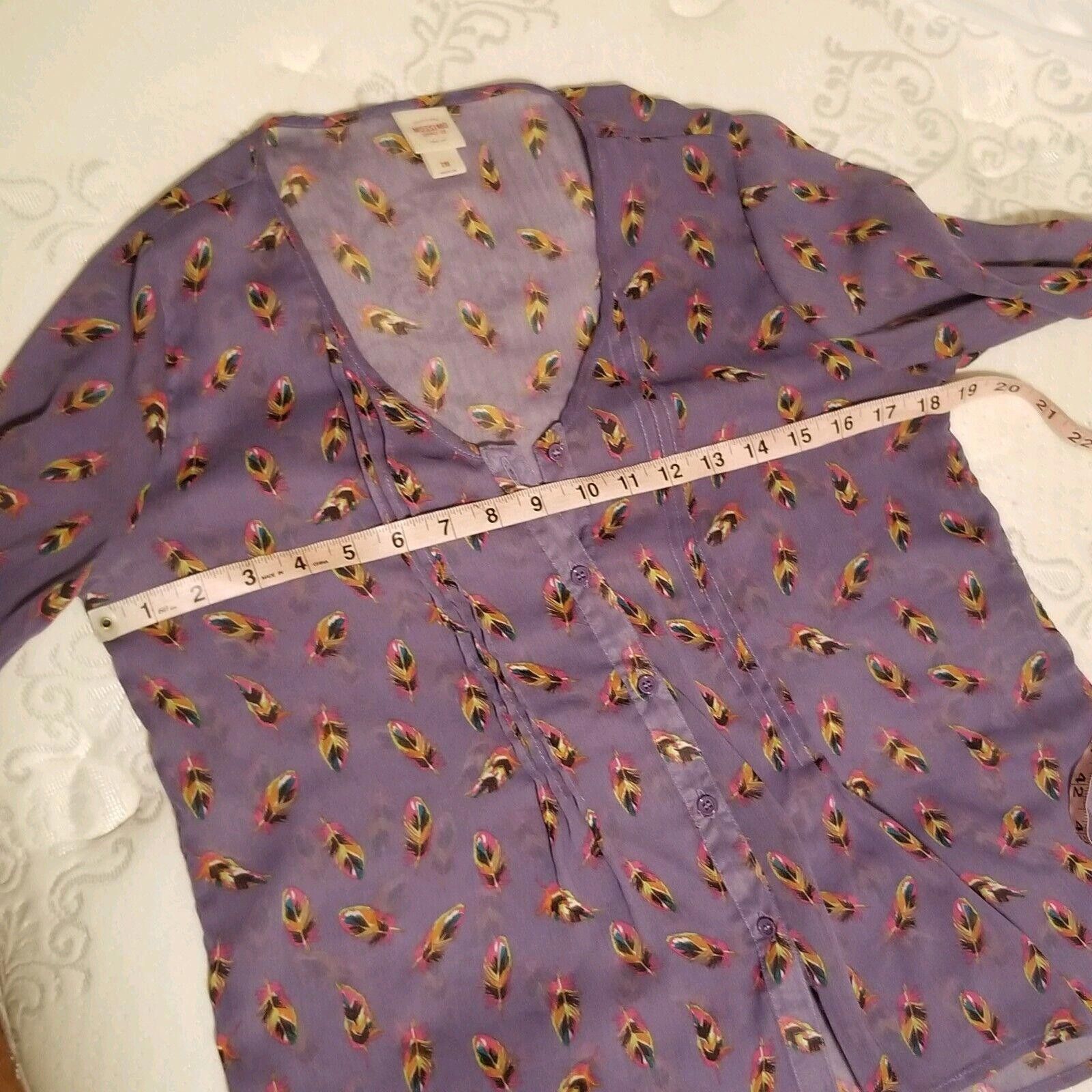 Mossimo Mossimo Top Size Medium Purple Feathers V Neck Button Down Size M / US 6-8 / IT 42-44 - 5 Thumbnail