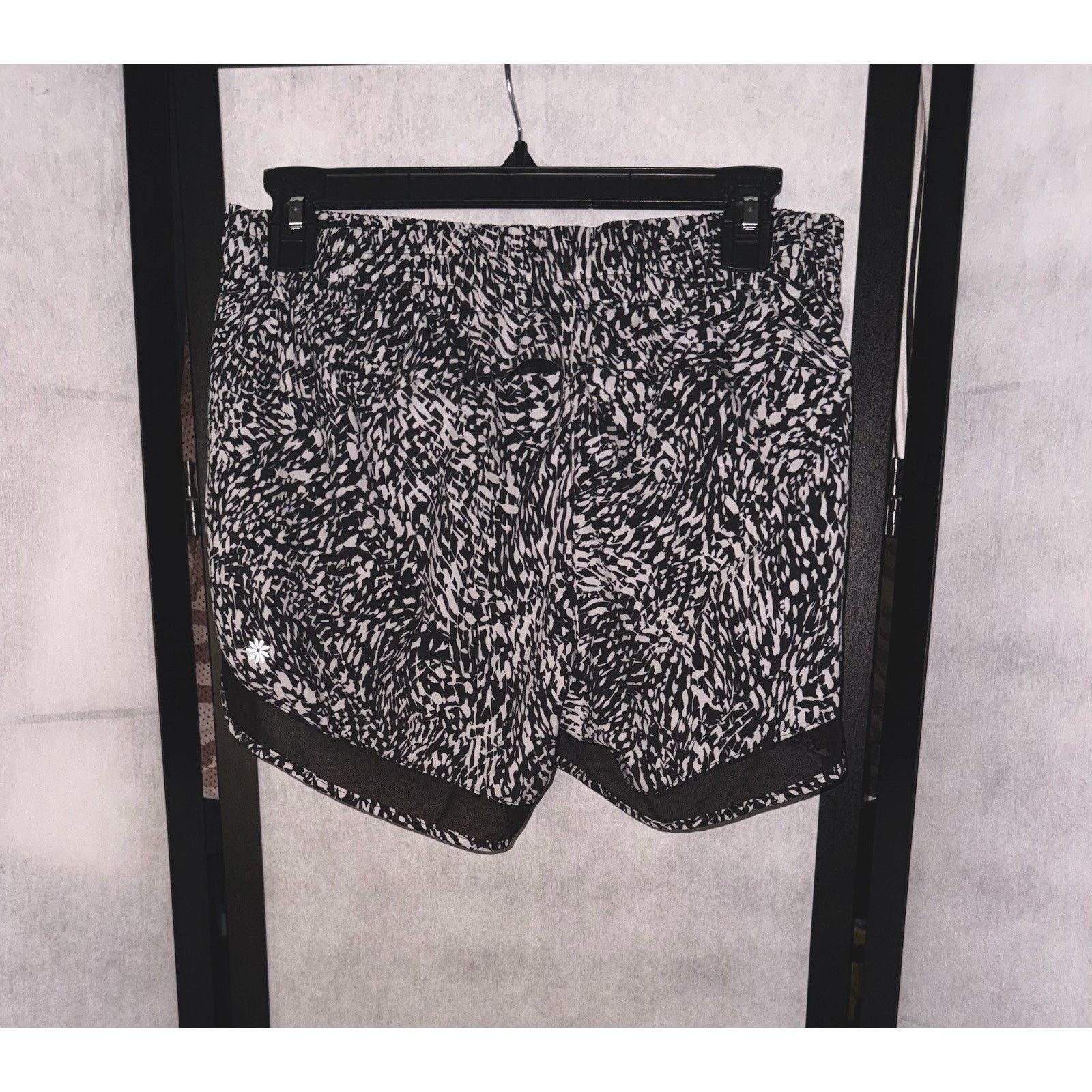 Athleta Athleta Printed Mesh Racer Run Shorts Black White Size S Size 27" / US 4 / IT 40 - 5 Thumbnail