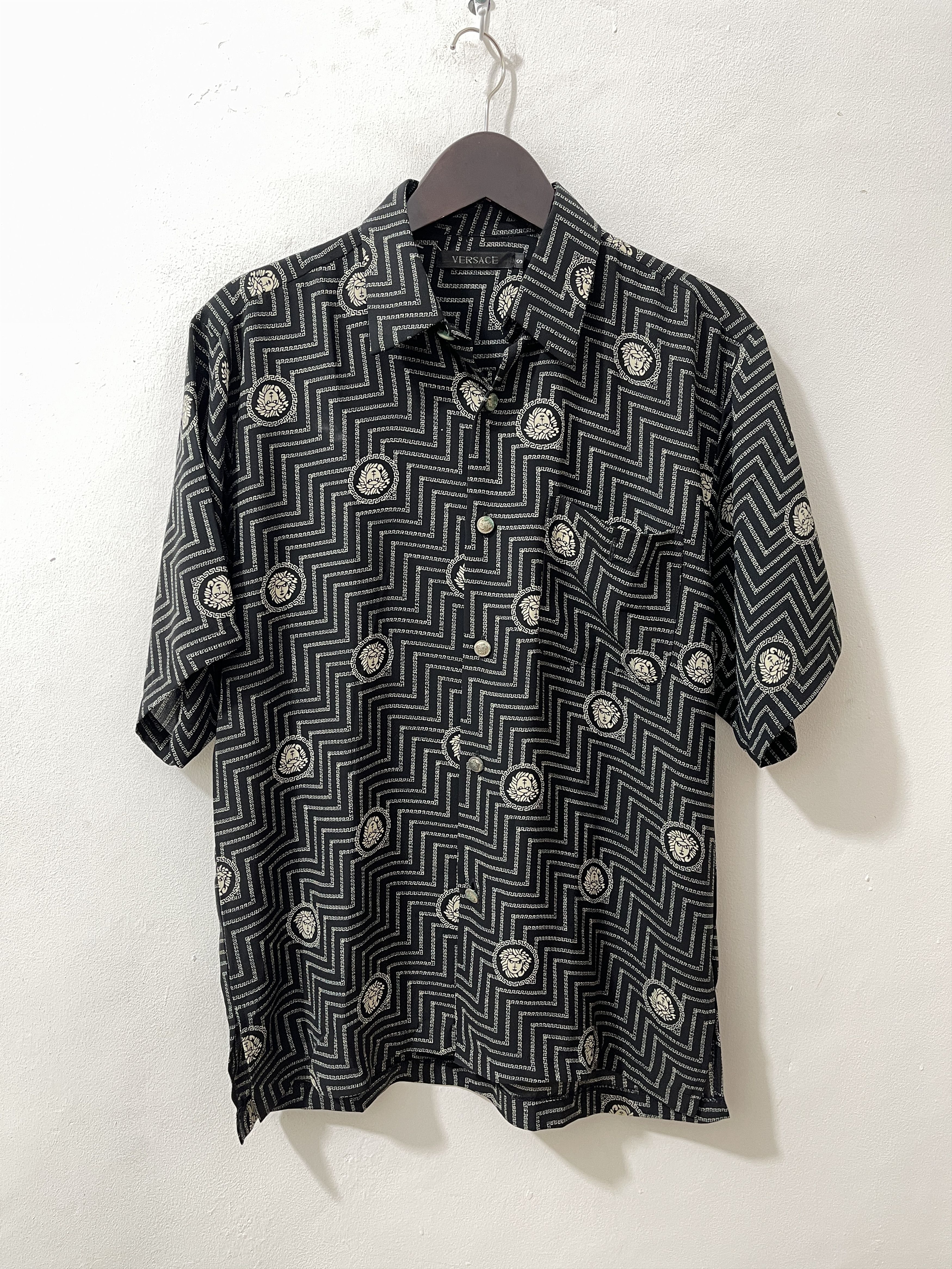 Versace Vintage Versace AOP Art Rayon Shirts Size US S / EU 44-46 / 1 - 1 Thumbnail