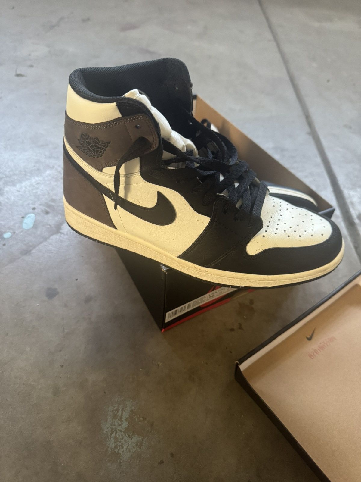 Jordan Brand × Nike Jordan 1 Mocha Size US 10 / EU 43 - 2 Thumbnail