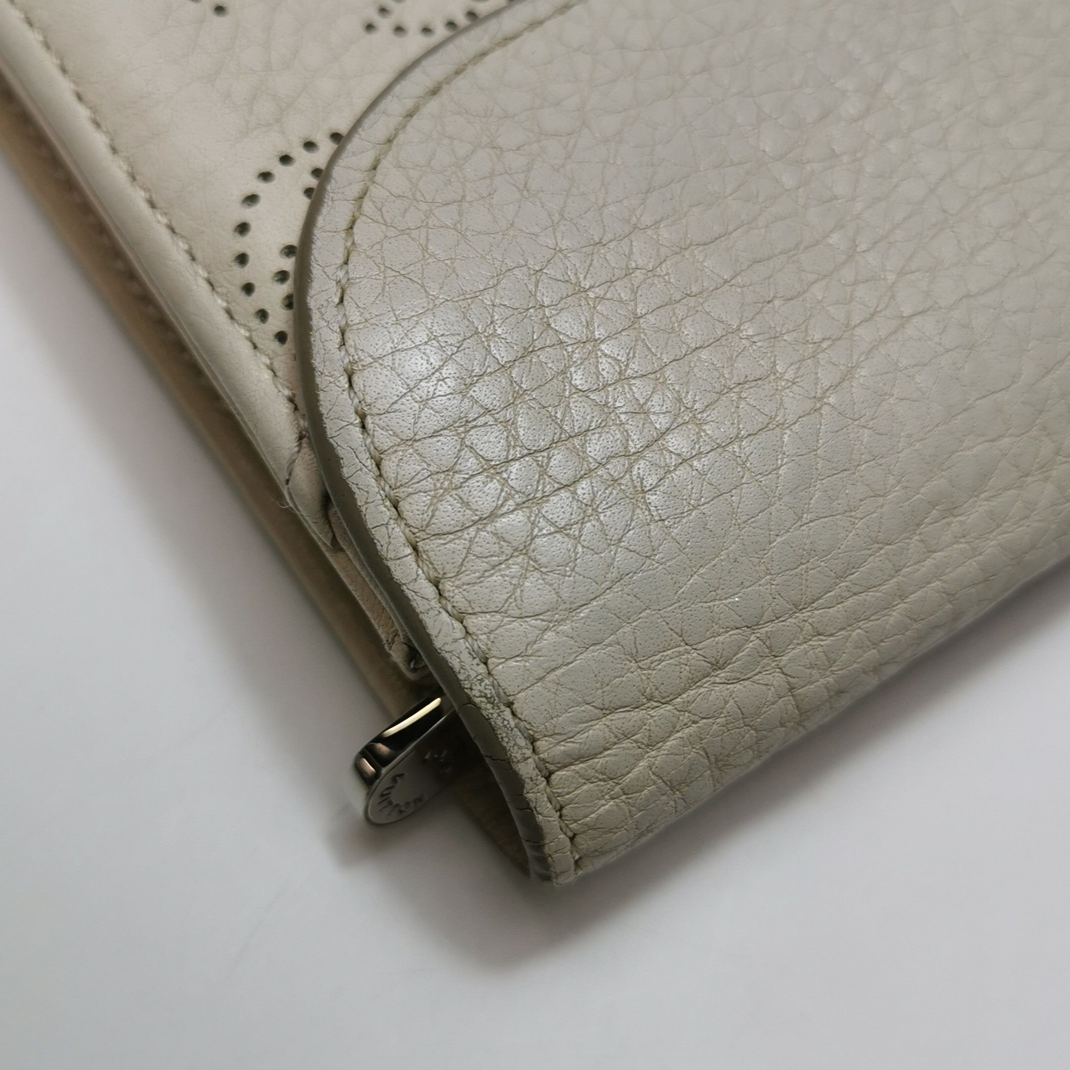 Louis Vuitton Louis Vuitton (LV) Mahina leather hollow monogram wallet -y Size ONE SIZE - 1 Thumbnail