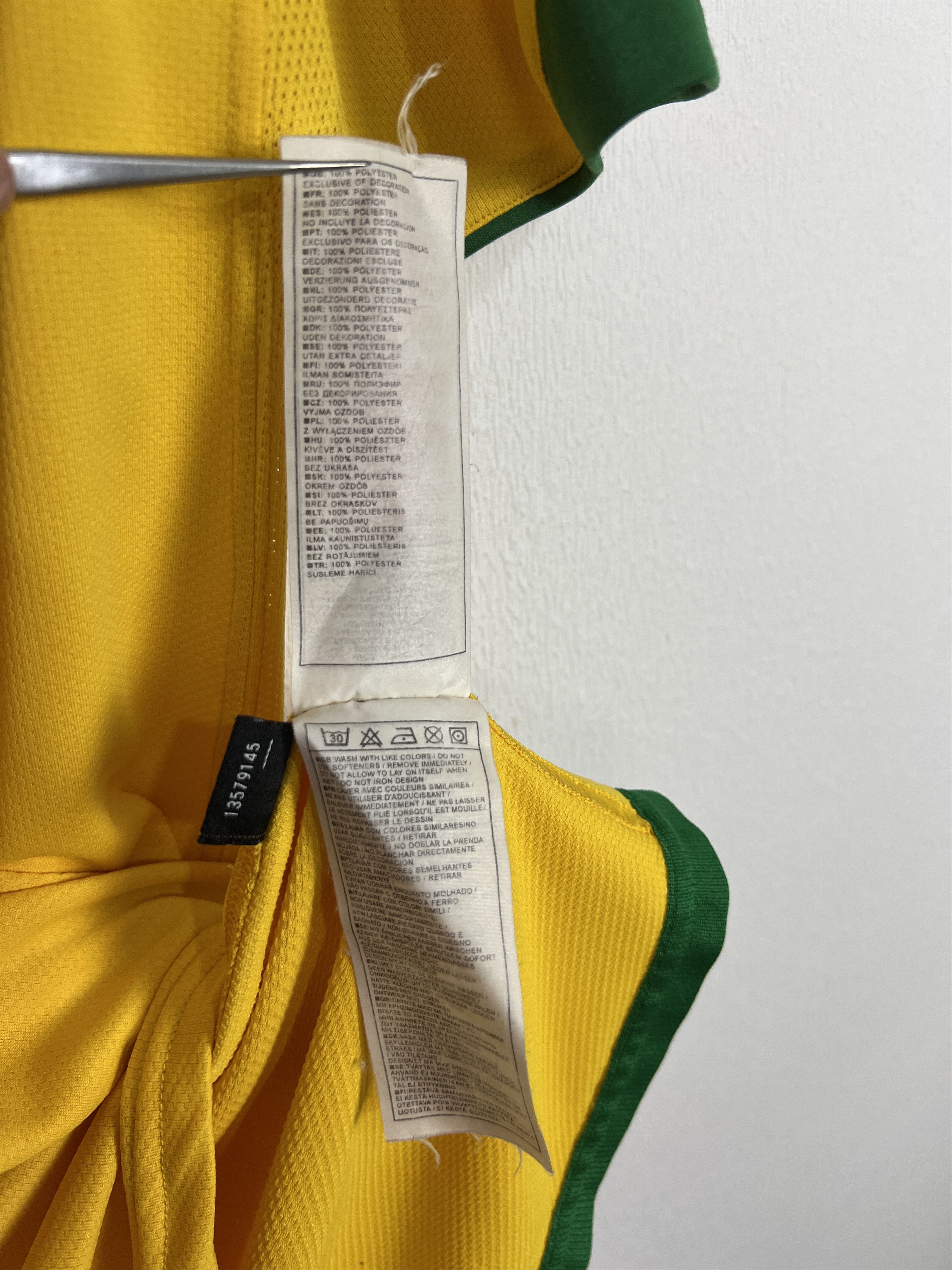 Nike Brazil Home football shirt 2006 Soccer Nike Jersey Mens Size US M / EU 48-50 / 2 - 10 Thumbnail