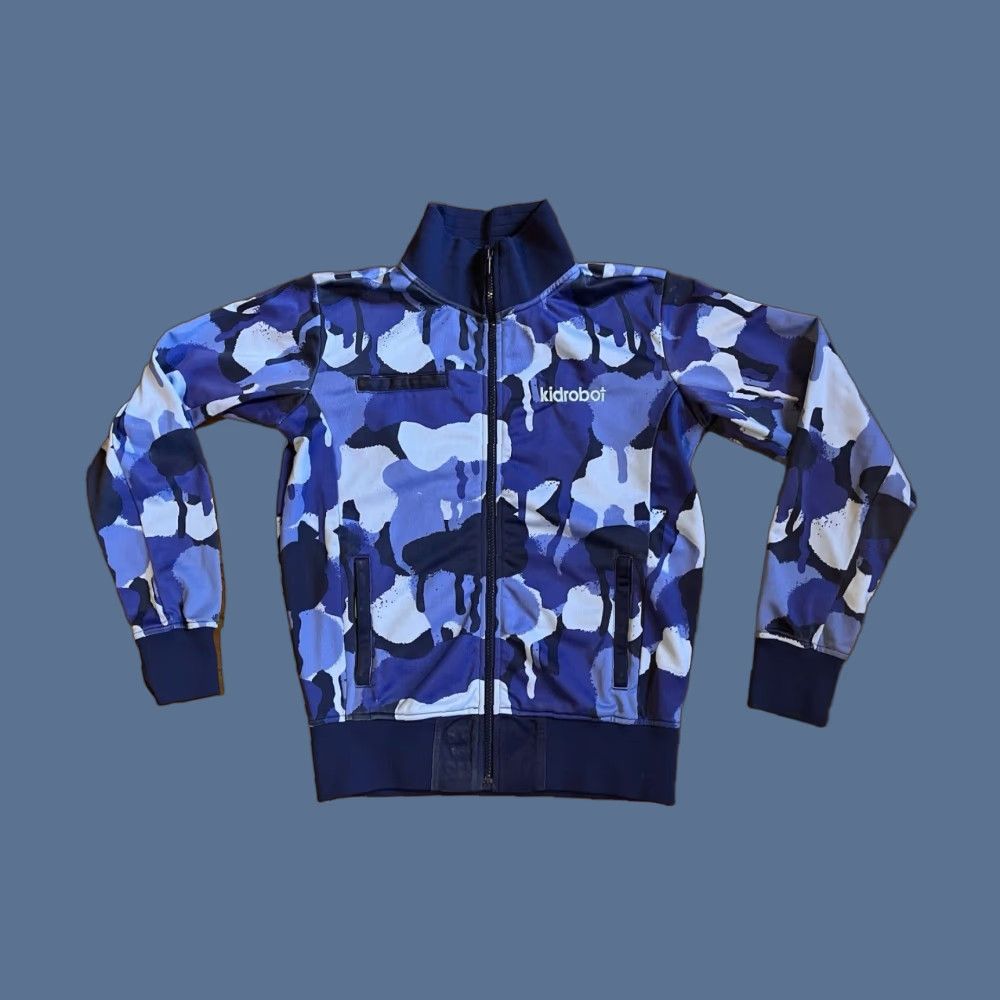 Vintage VINTAGE Kid Robot Camo Sweatshirt Men’s Medium Blue Full Zip Sweatshirt M Blue Camouflage Embroidered Logo Hooded Pockets Mens 78/112 Size US M / EU 48-50 / 2 - 1 Thumbnail