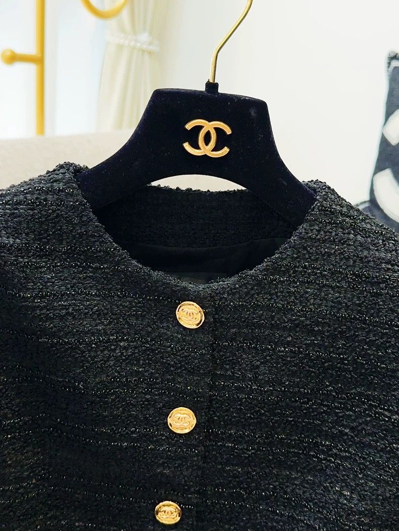 Chanel Chanel 23A black beaded gold buckle round-neck long-sleeve Size XS / US 0-2 / IT 36-38 - 4 Thumbnail