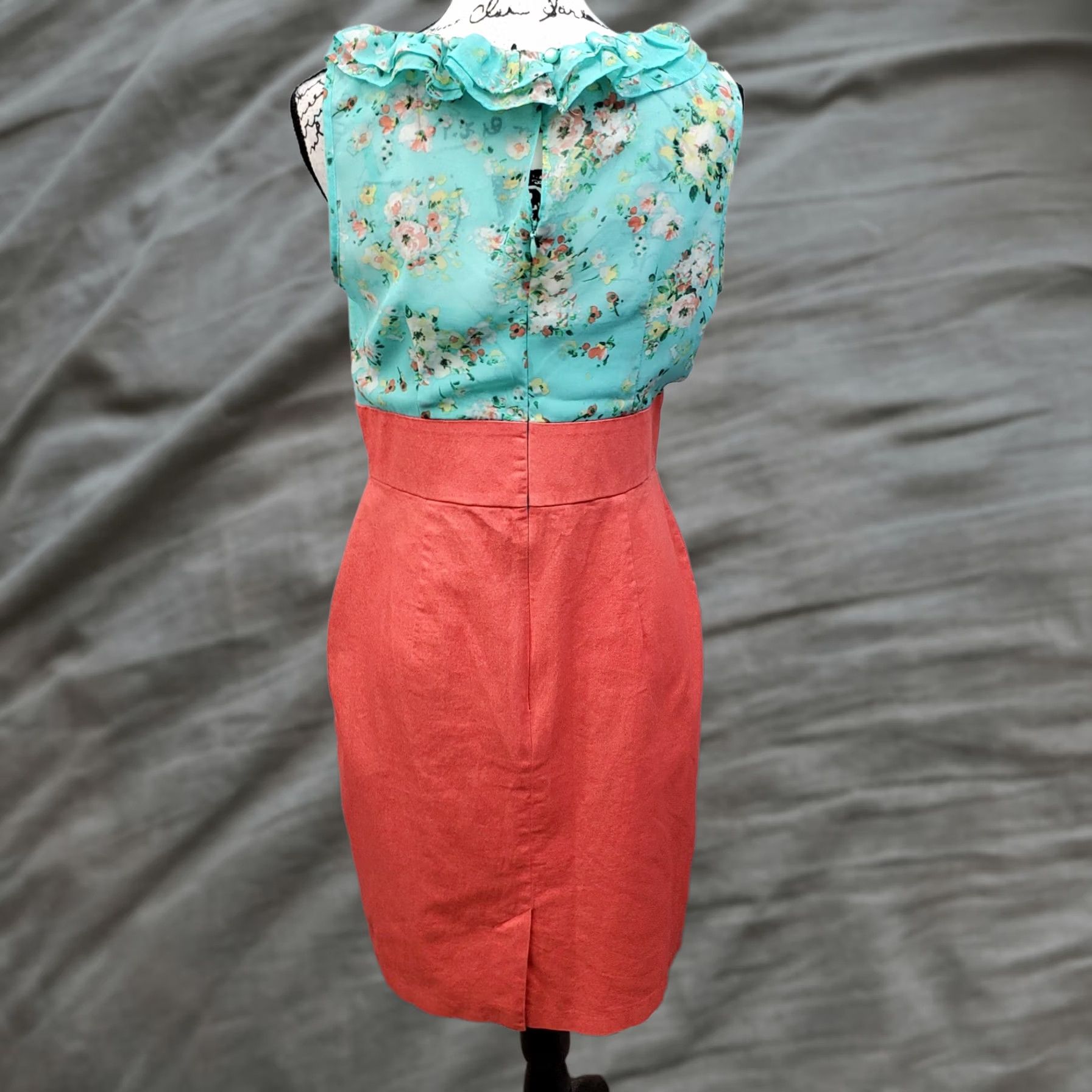 Alyx Alyx Bodycon Dress Womens 10 Multi Floral Sleeveless Round Neck Back Zip Dress Women Size 10 Floral Sleeveless Round Neck Zipper Knee Length Size L / US 10 / IT 46 - 1 Thumbnail