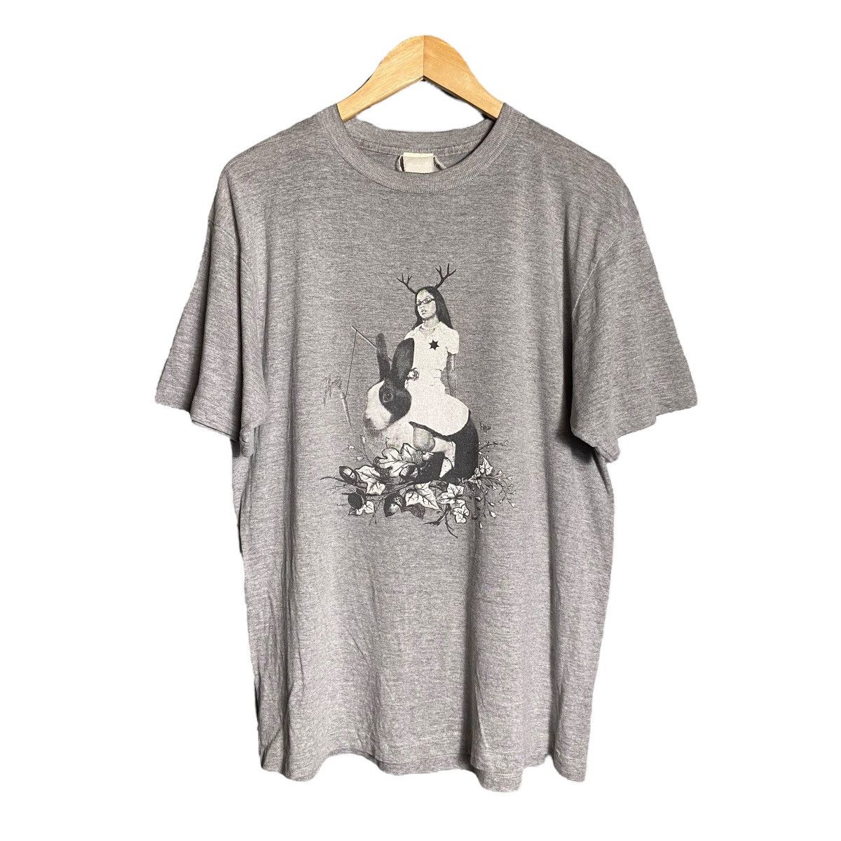 Vintage Vintage Goth Girl And Big Rabbit Photo Graphic Tee Size US L / EU 52-54 / 3 - 2 Thumbnail