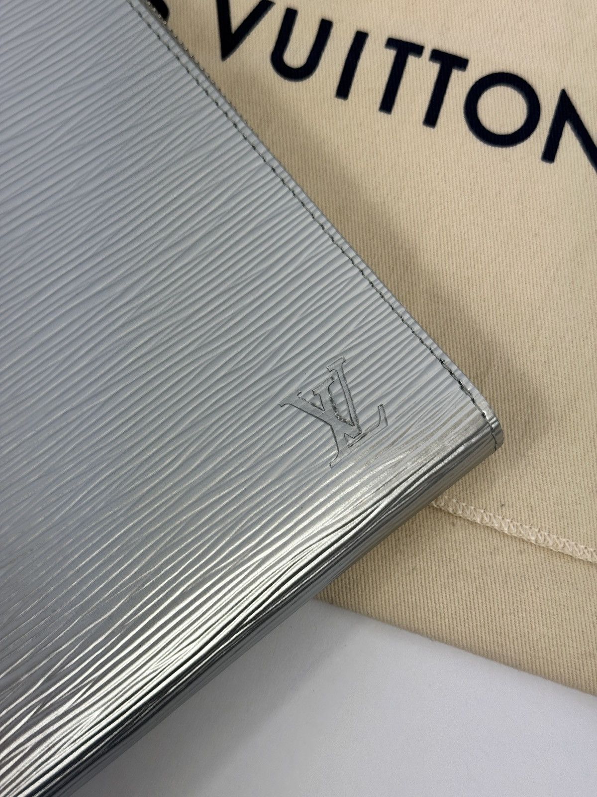 Louis Vuitton SILVER CHROME LAPTOP CASE Size ONE SIZE - 3 Thumbnail