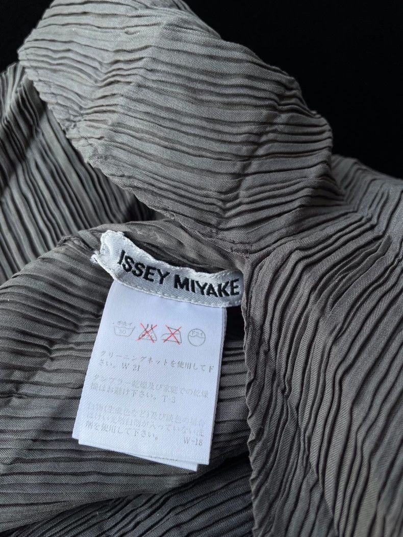 Issey Miyake Issey Miyake A long-sleeved V-neck dress with a grey main Size S / US 4 / IT 40 - 6 Thumbnail
