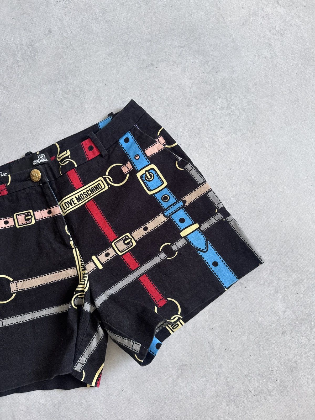 Love Moschino Rare Love Moschino Belt Print Y2K Women Shorts Cropped Vibe Size 28" / US 6 / IT 42 - 6 Thumbnail