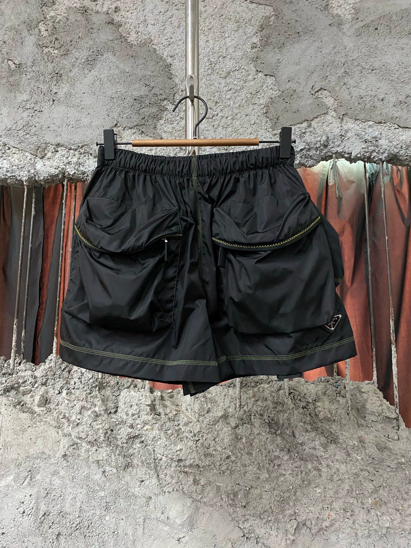 Prada Prada Triangle Logo Short 38 Size 27" / US 4 / IT 40 - 1 Thumbnail