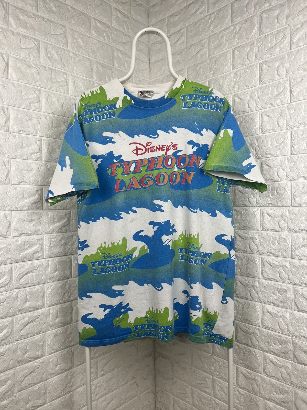 Disney × Vintage Vintage 90s Disney Typhoon Lagoon All over print Tee Size US L / EU 52-54 / 3 - 1 Thumbnail