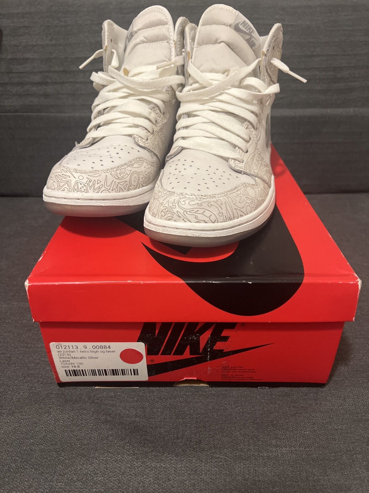 Jordan Brand × Nike Air Jordan 1 Retro High OG ‘Laser’ (2015) Size US 10.5 / EU 43-44 - 7 Thumbnail