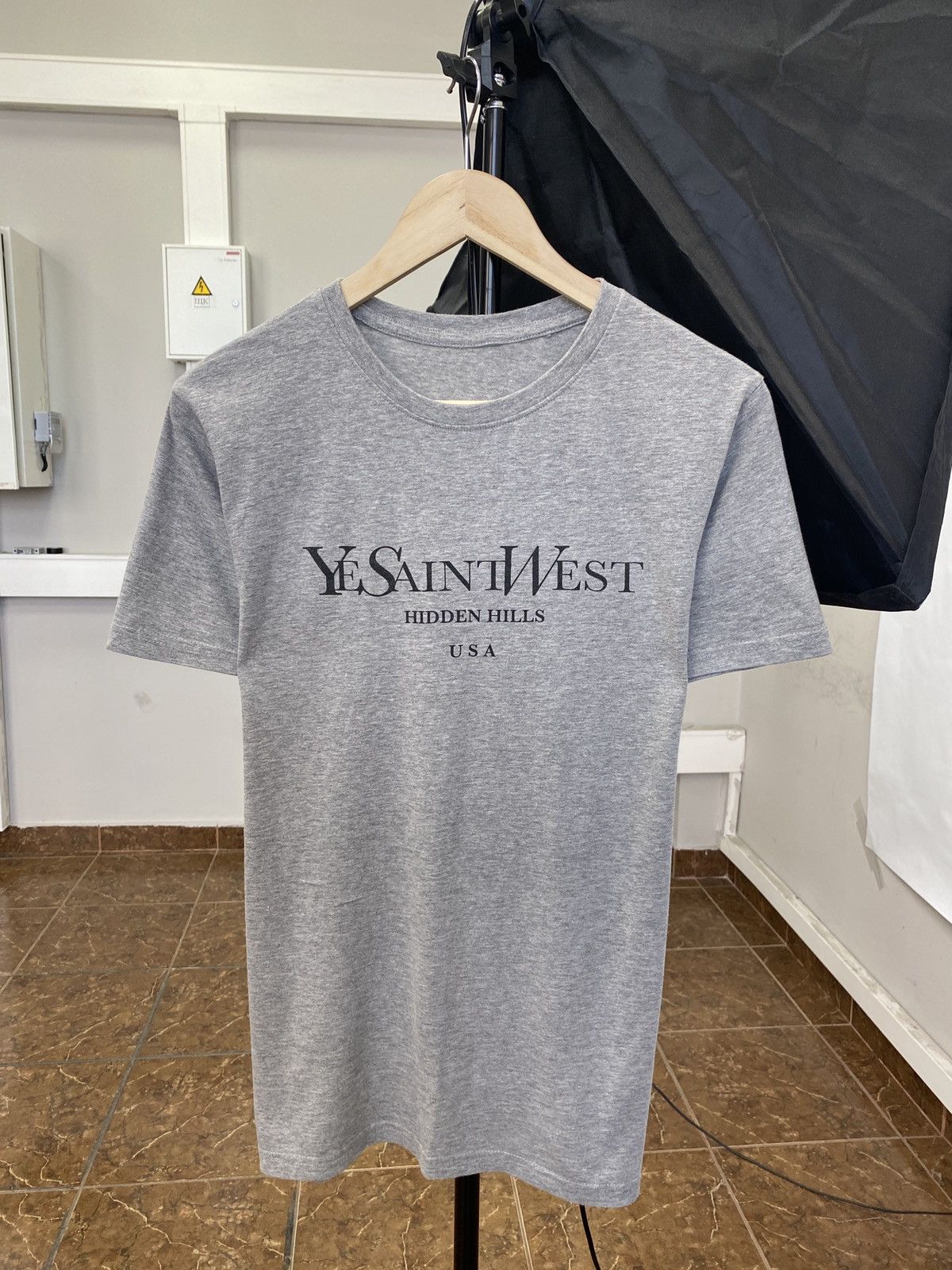 4GSELLER 🇺🇸 Ye Saint West Hidden Hills USA Kanye West Print Logo T-Shi Size US M / EU 48-50 / 2 - 1 Thumbnail