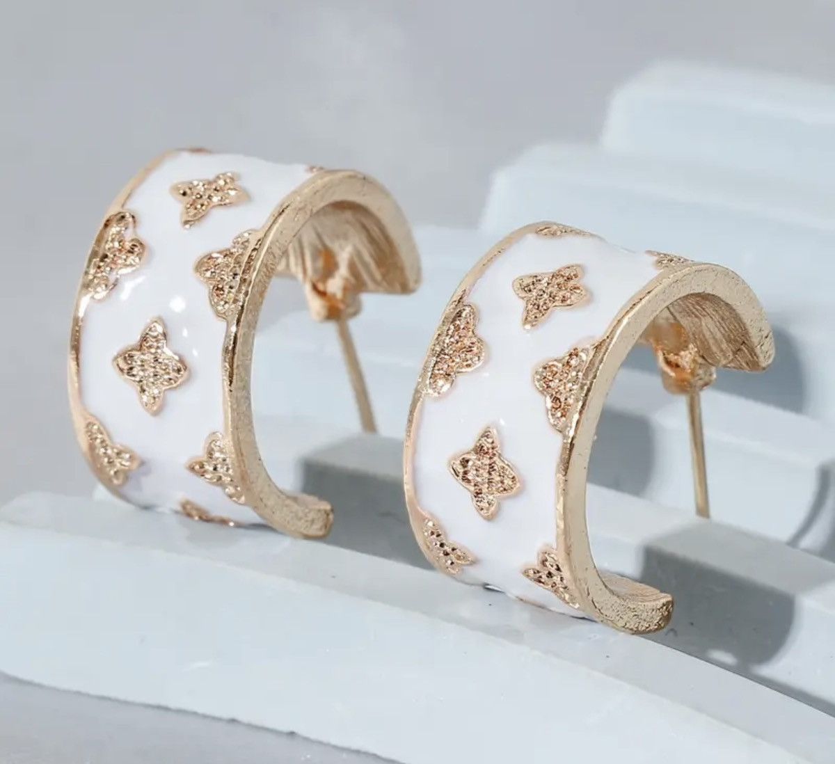 Other Elegant Four-Leaf Flower C-Shaped Hoop Earrings Size ONE SIZE - 2 Thumbnail