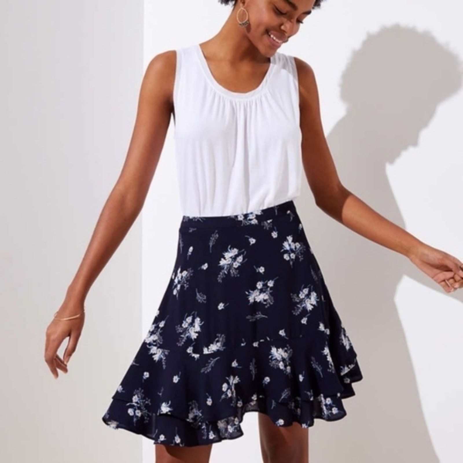Loft LOFT Blue & White Wildflower Flounce Skirt Size 30" / US 8 / IT 44 - 4 Thumbnail