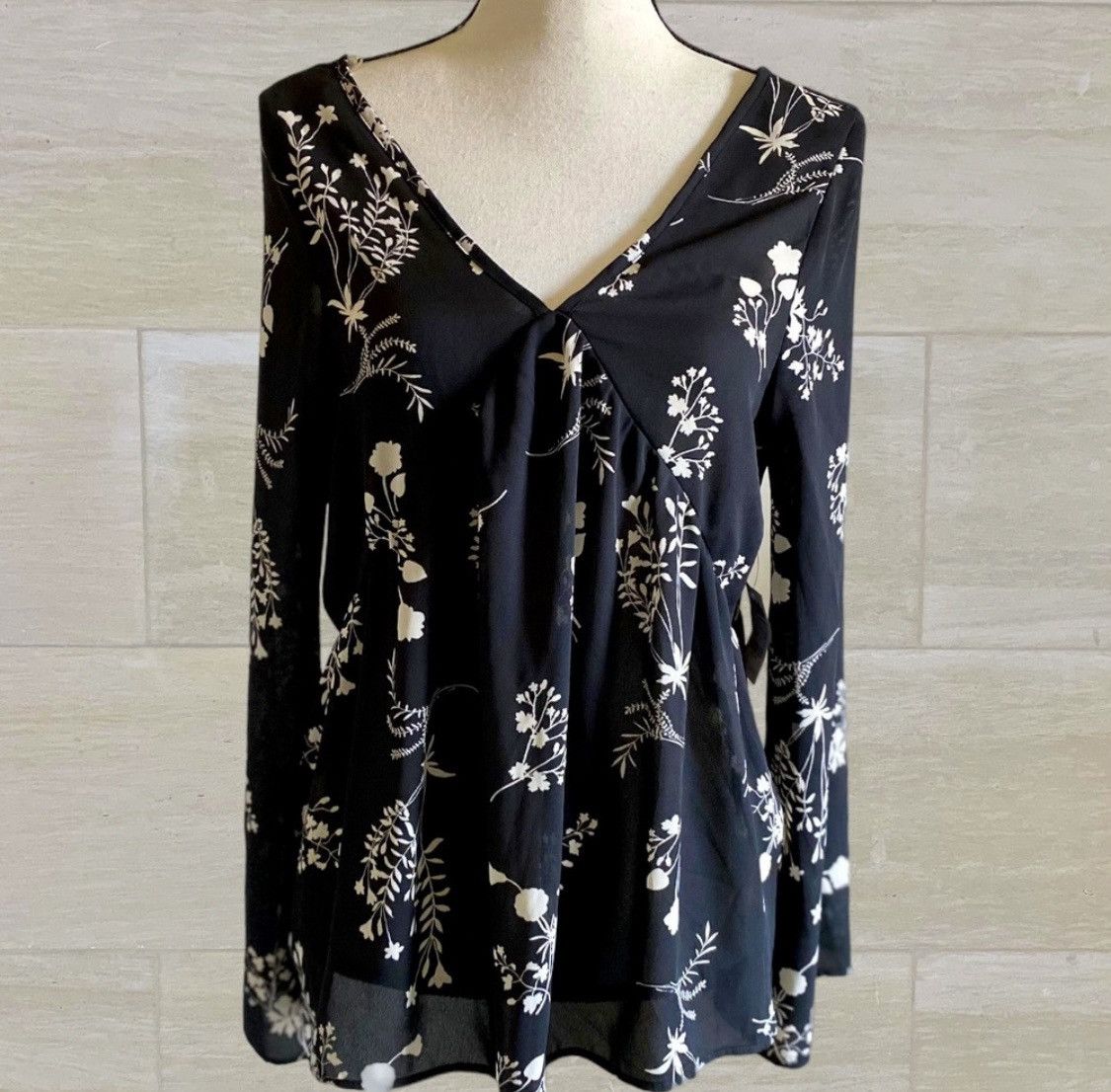 Other CHARLOTTE RUSSE OPEN BACK FLORAL BELL SLEEVE BLOUSE TOP Size S / US 4 / IT 40 - 1 Thumbnail