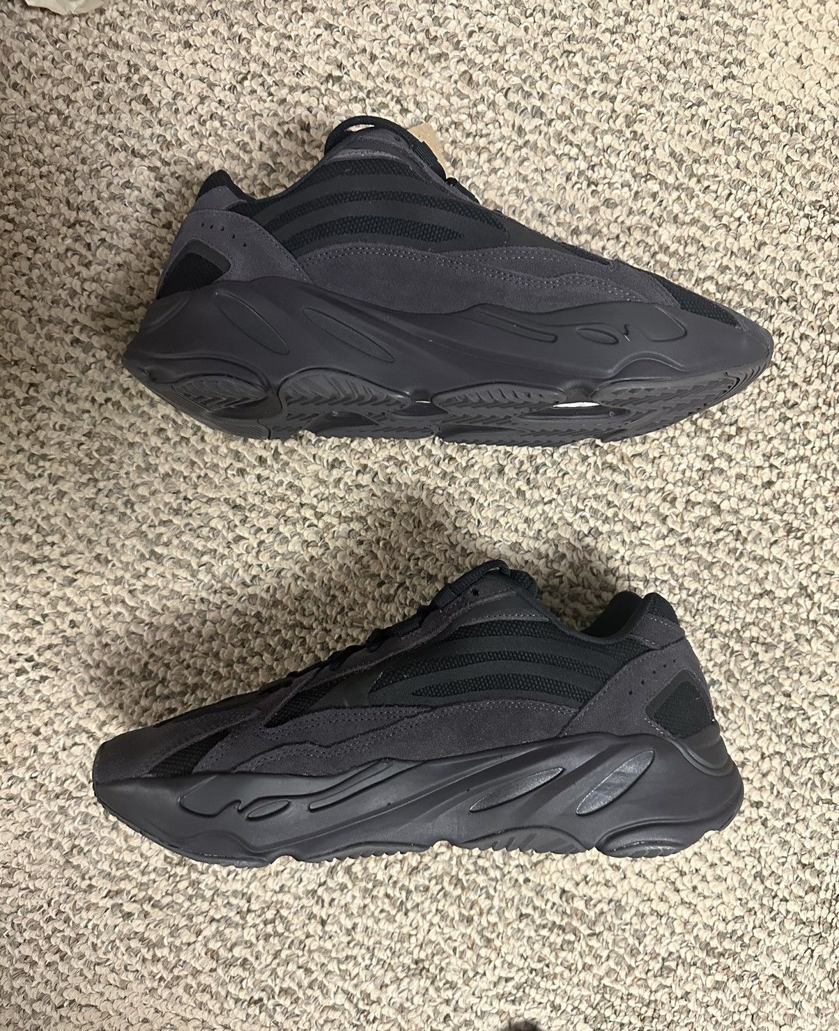 Adidas Yezzy Boost 700 v2 Vanta Size US 10.5 / EU 43-44 - 2 Thumbnail